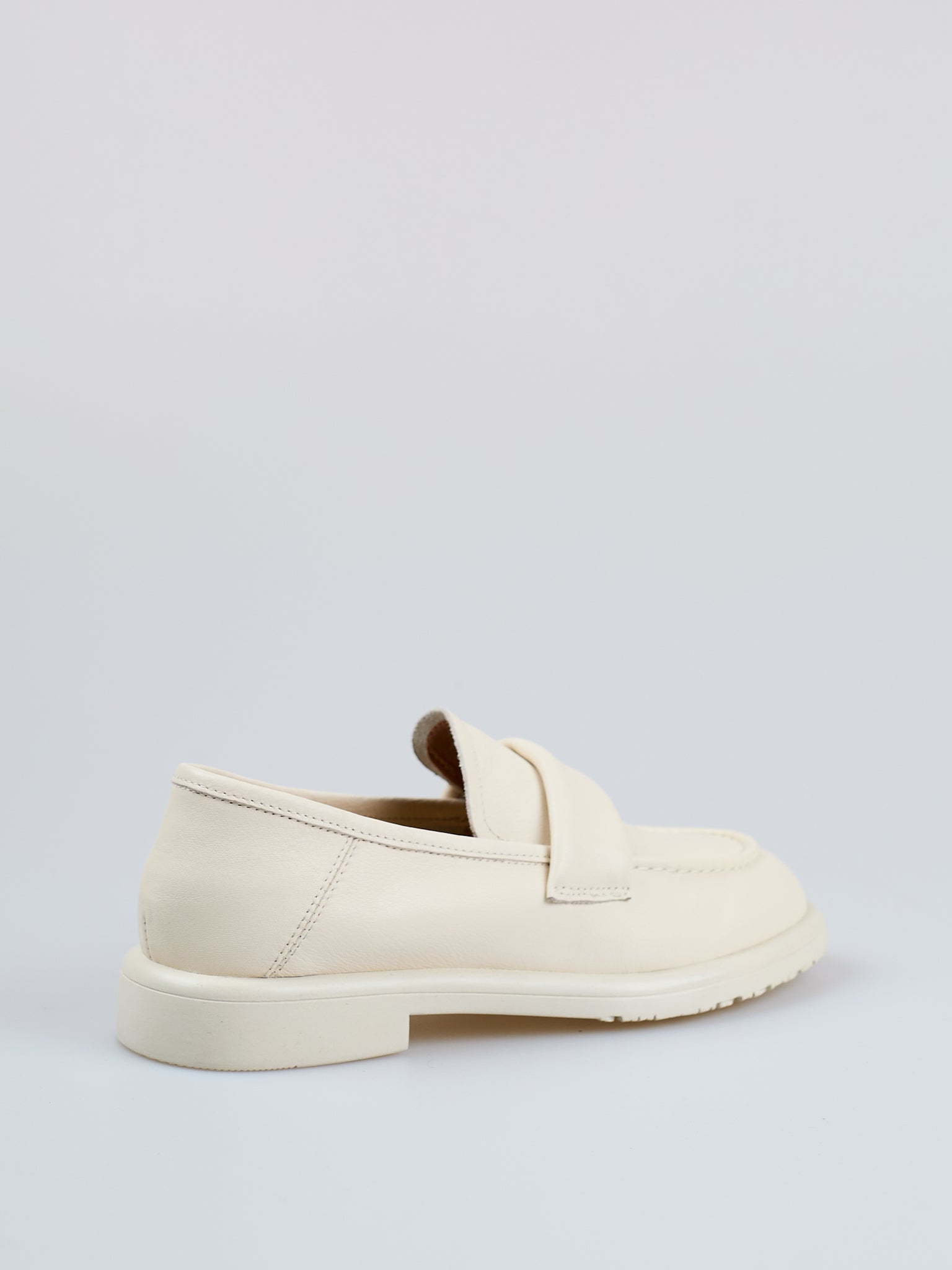 Mocasines clásicos color marfil