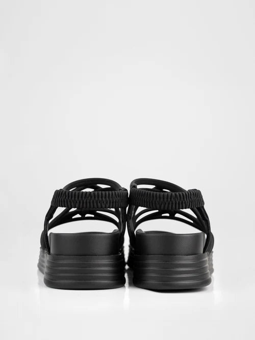 Sandalias negras con suela gruesa