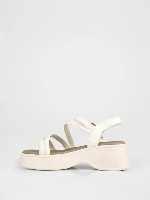 Sandalias de plataforma con tejido en color beige