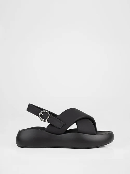 Sandals with a chunky sole in black