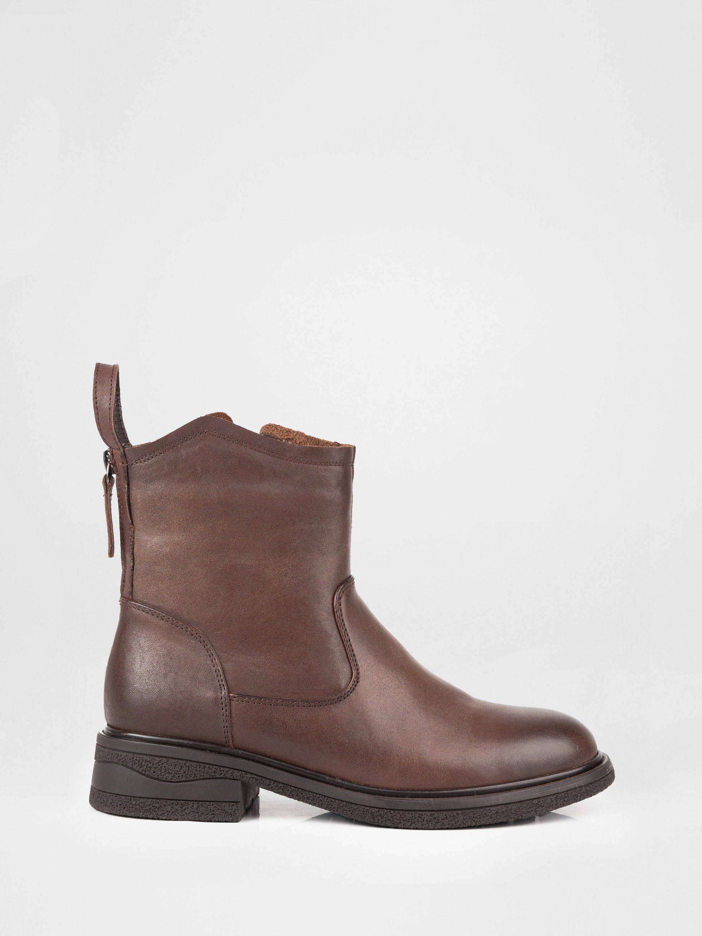 Leather ankle boots in brown color