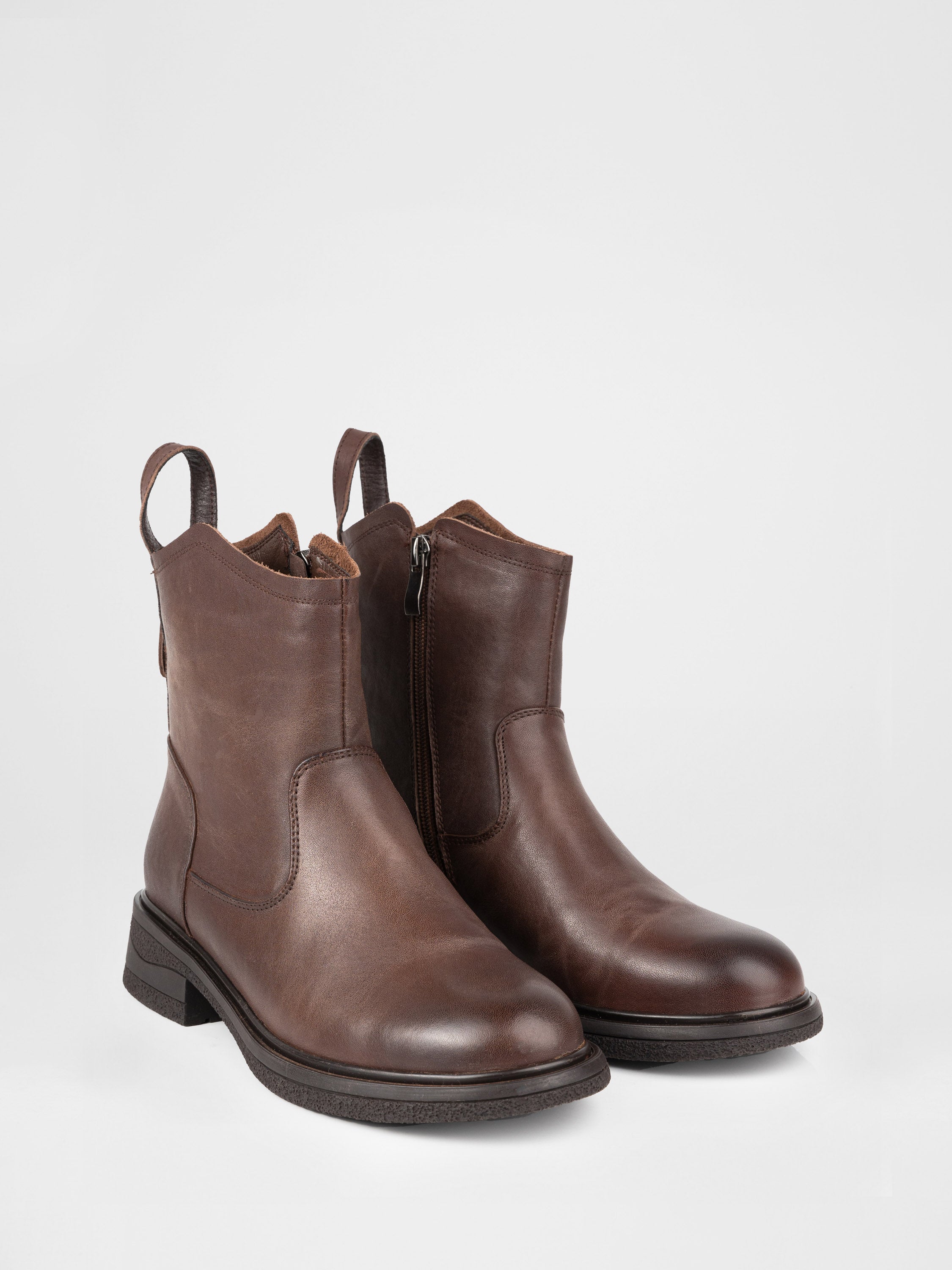 Leather ankle boots in brown color