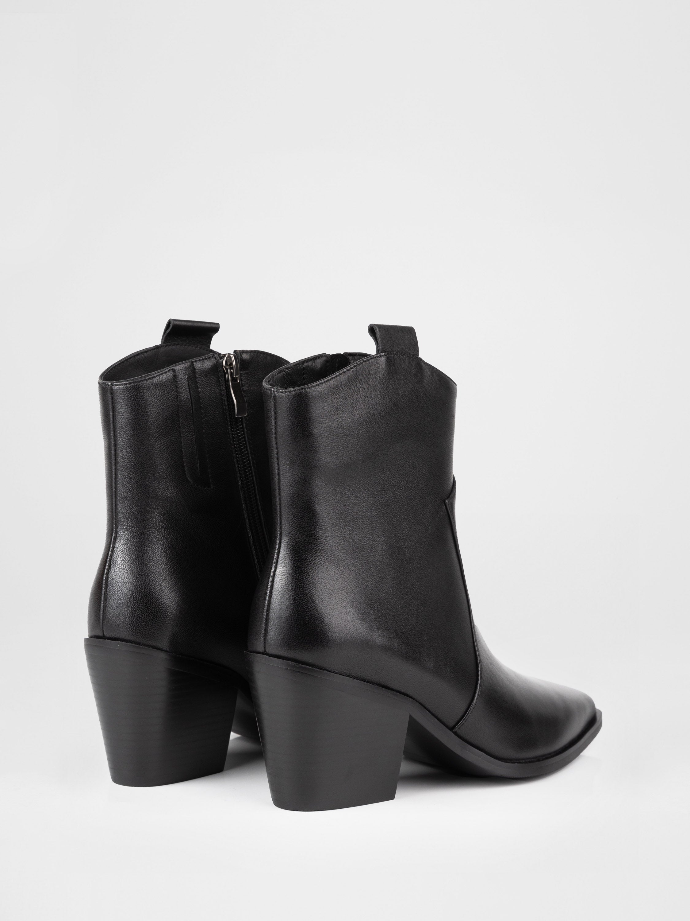 Leather boots in black