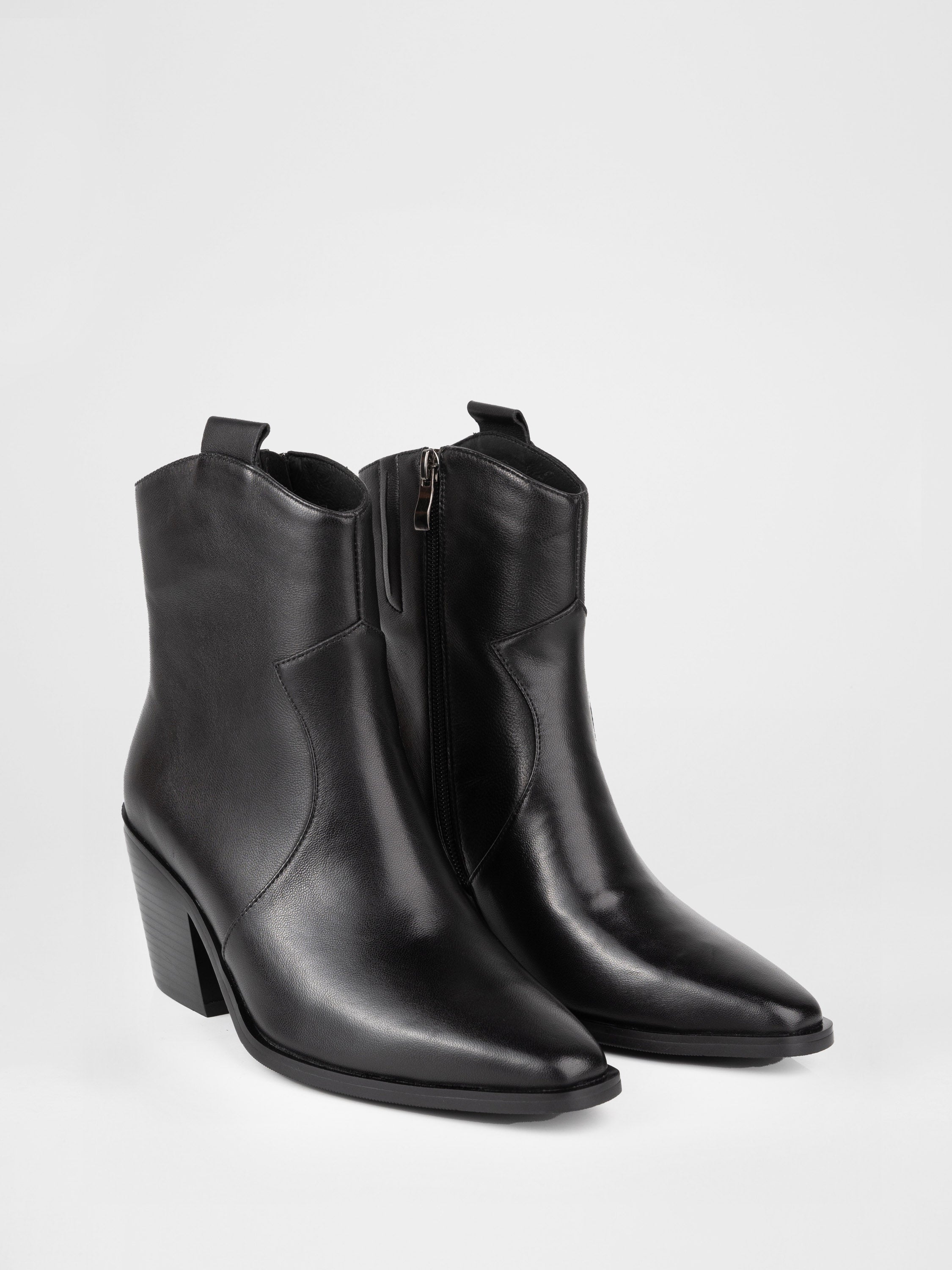 Leather boots in black