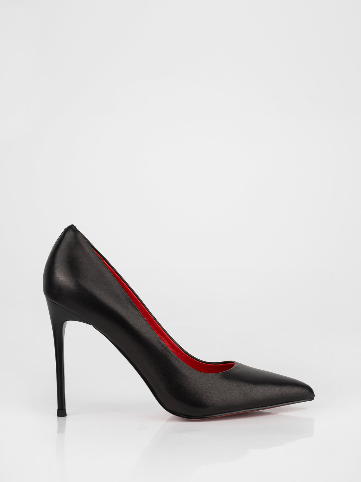 Zapatos de salón de piel mate negra con tacón de aguja