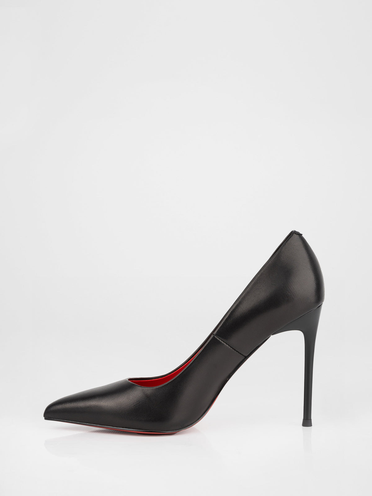 Zapatos de salón de piel mate negra con tacón de aguja