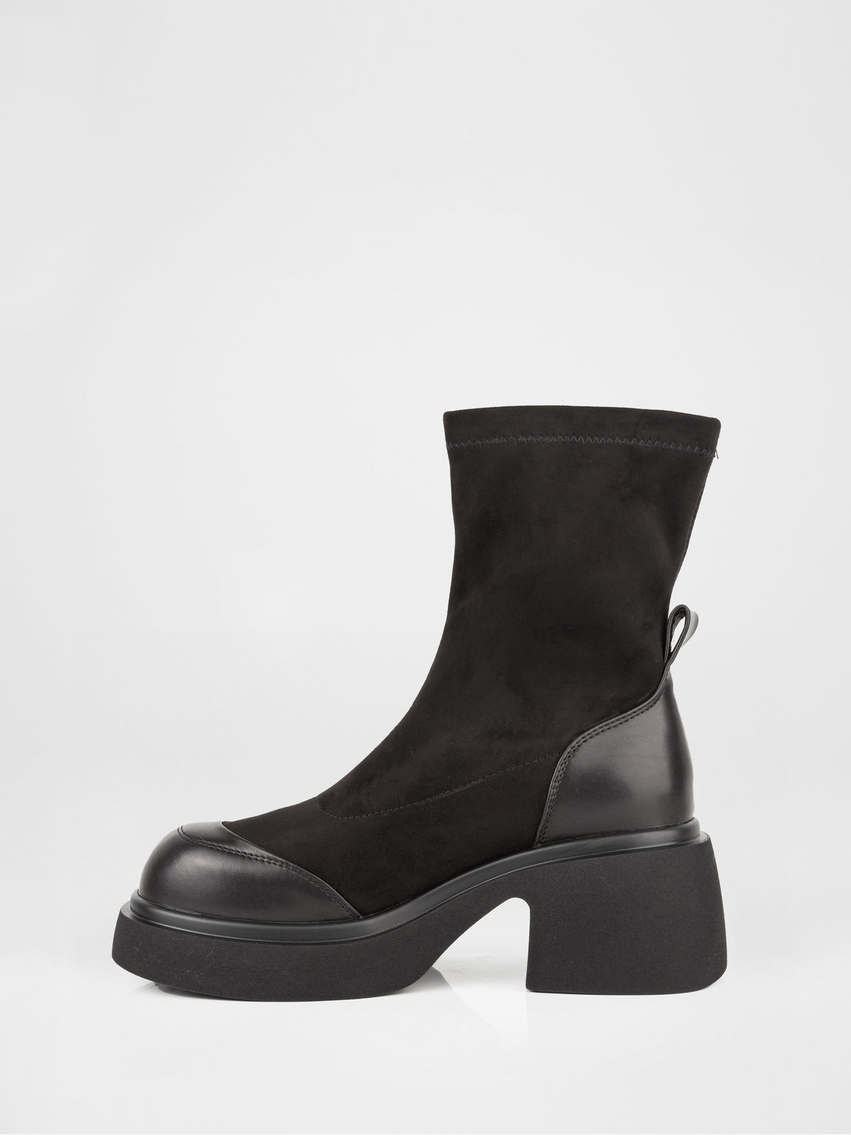 Botines de ante y piel negros con suela gruesa
