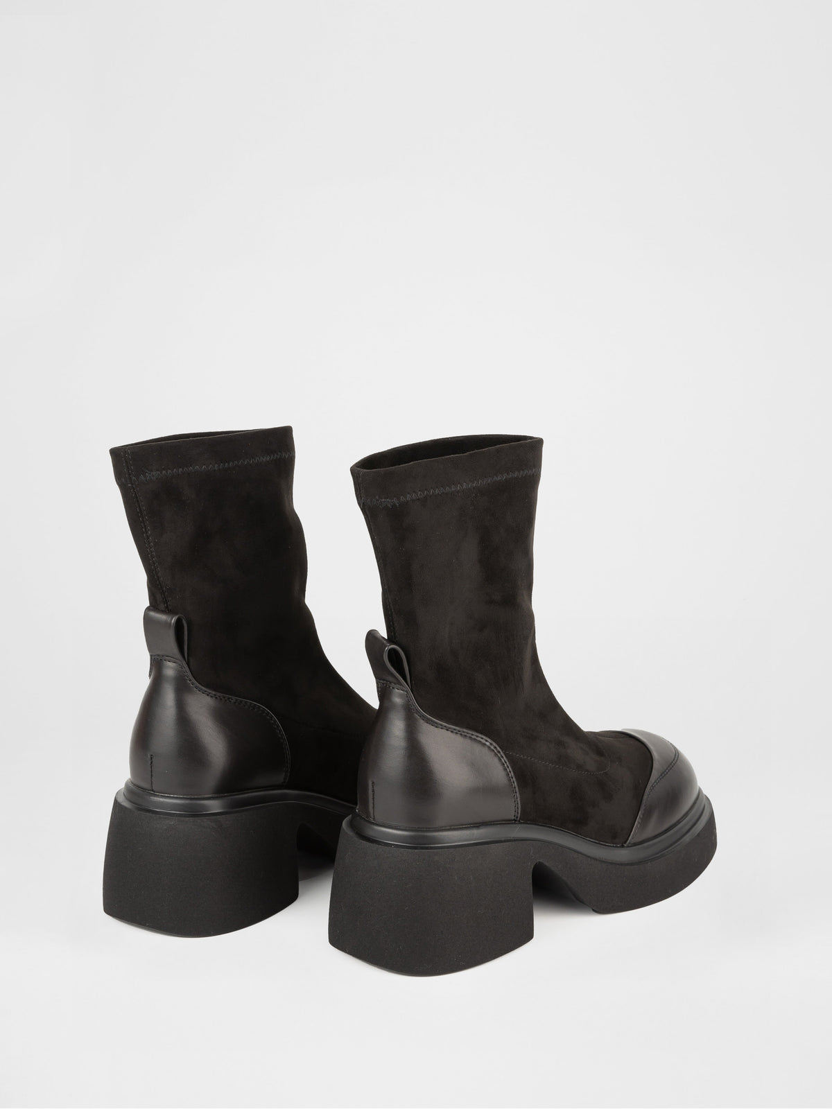 Botines de ante y piel negros con suela gruesa
