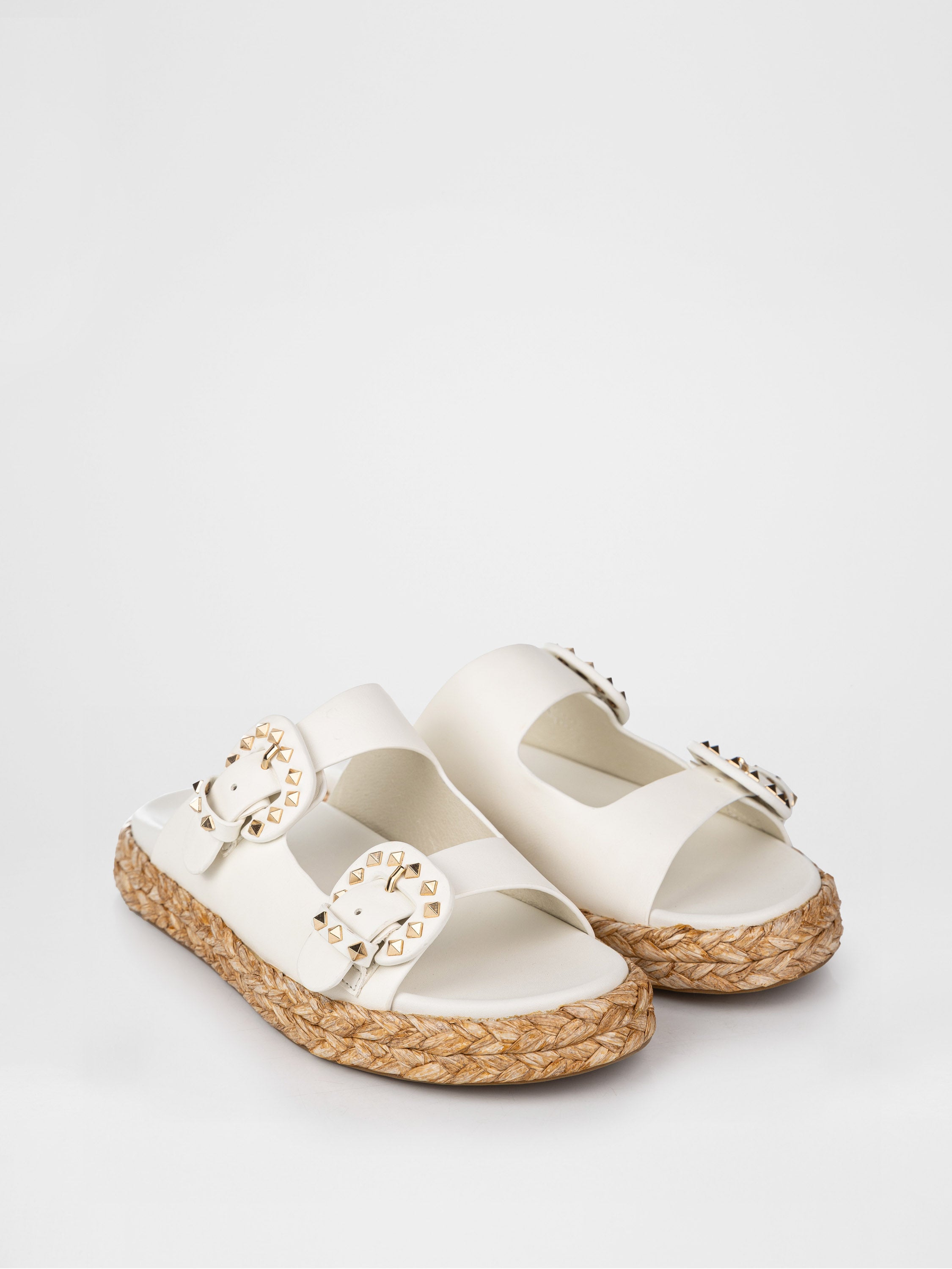 Zuecos blancos decorados con hebillas