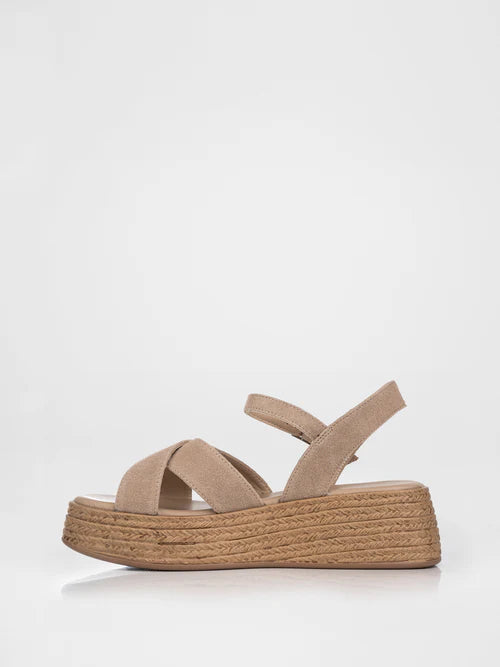 Sandalias de plataforma tejidas en beige