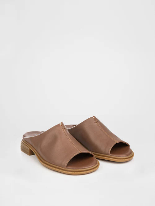Zuecos de piel en color chocolate.