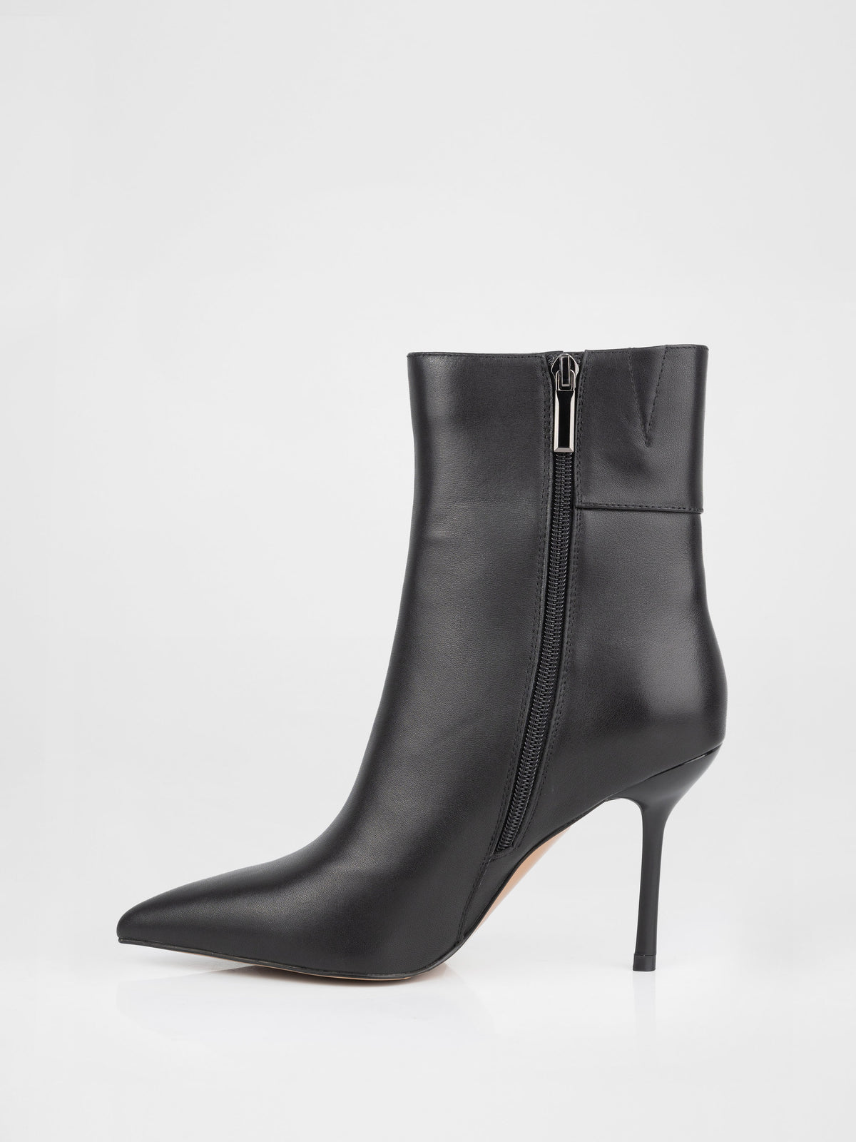 Botines de tacón de aguja de piel negra