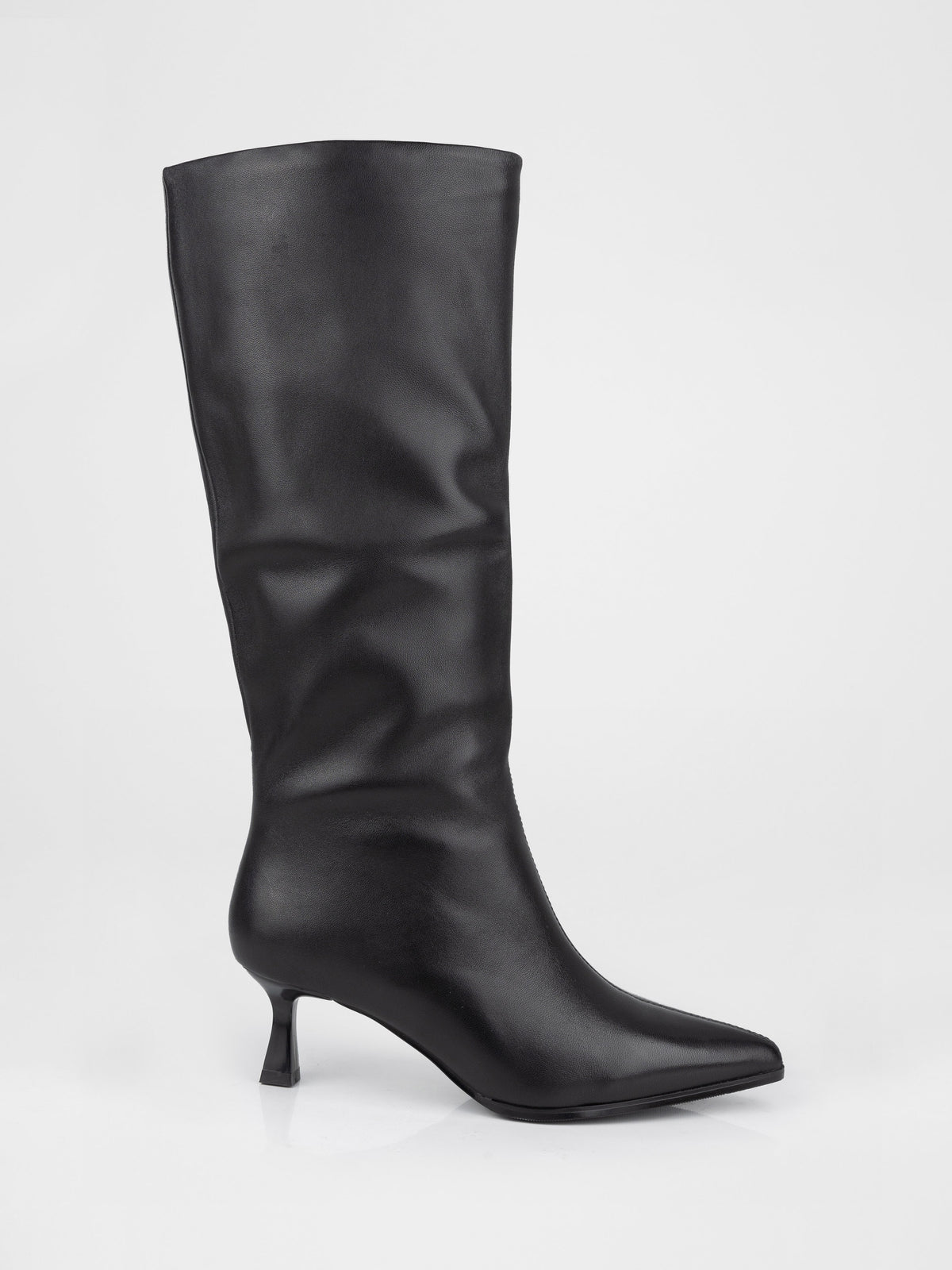 Botas altas de piel negra con pliegues suaves