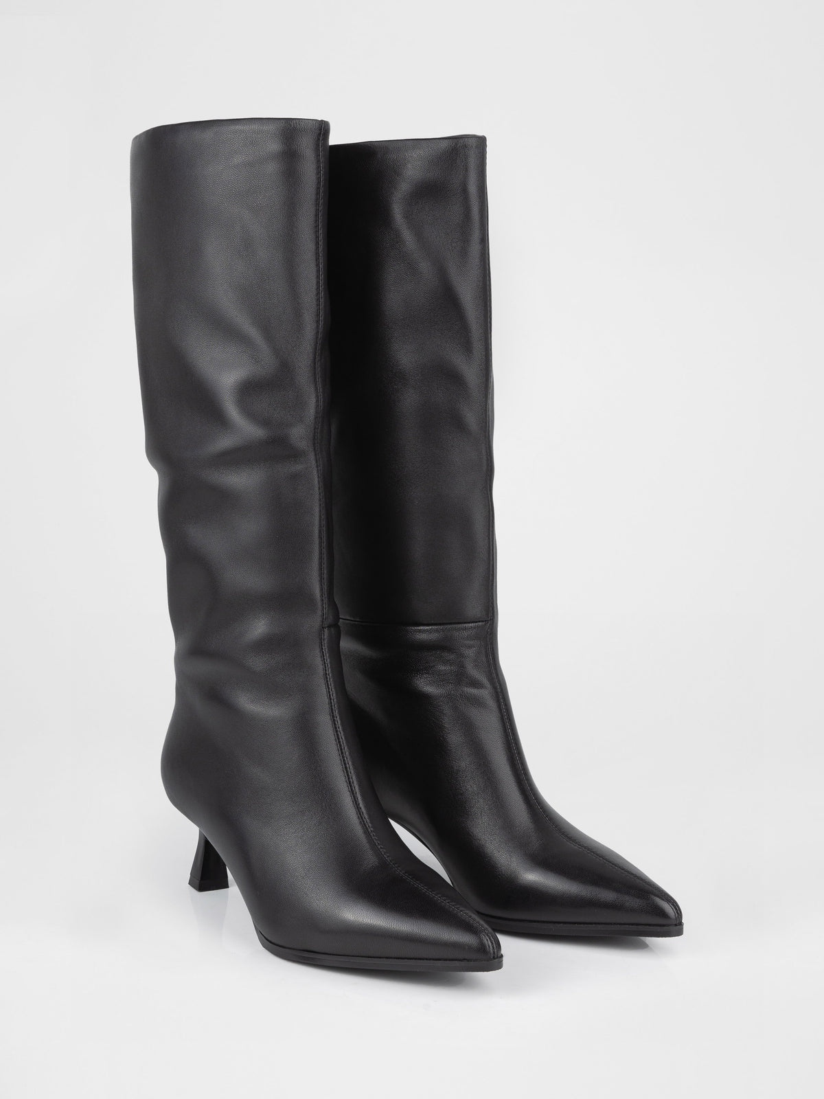 Botas altas de piel negra con pliegues suaves