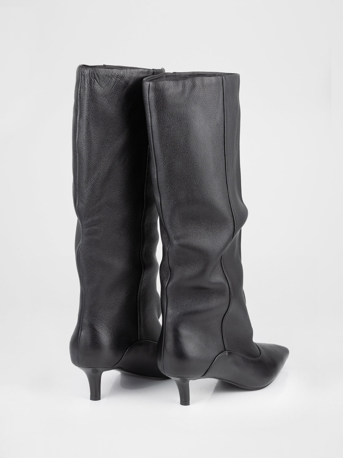 Botas altas de piel negra con tacón kitten