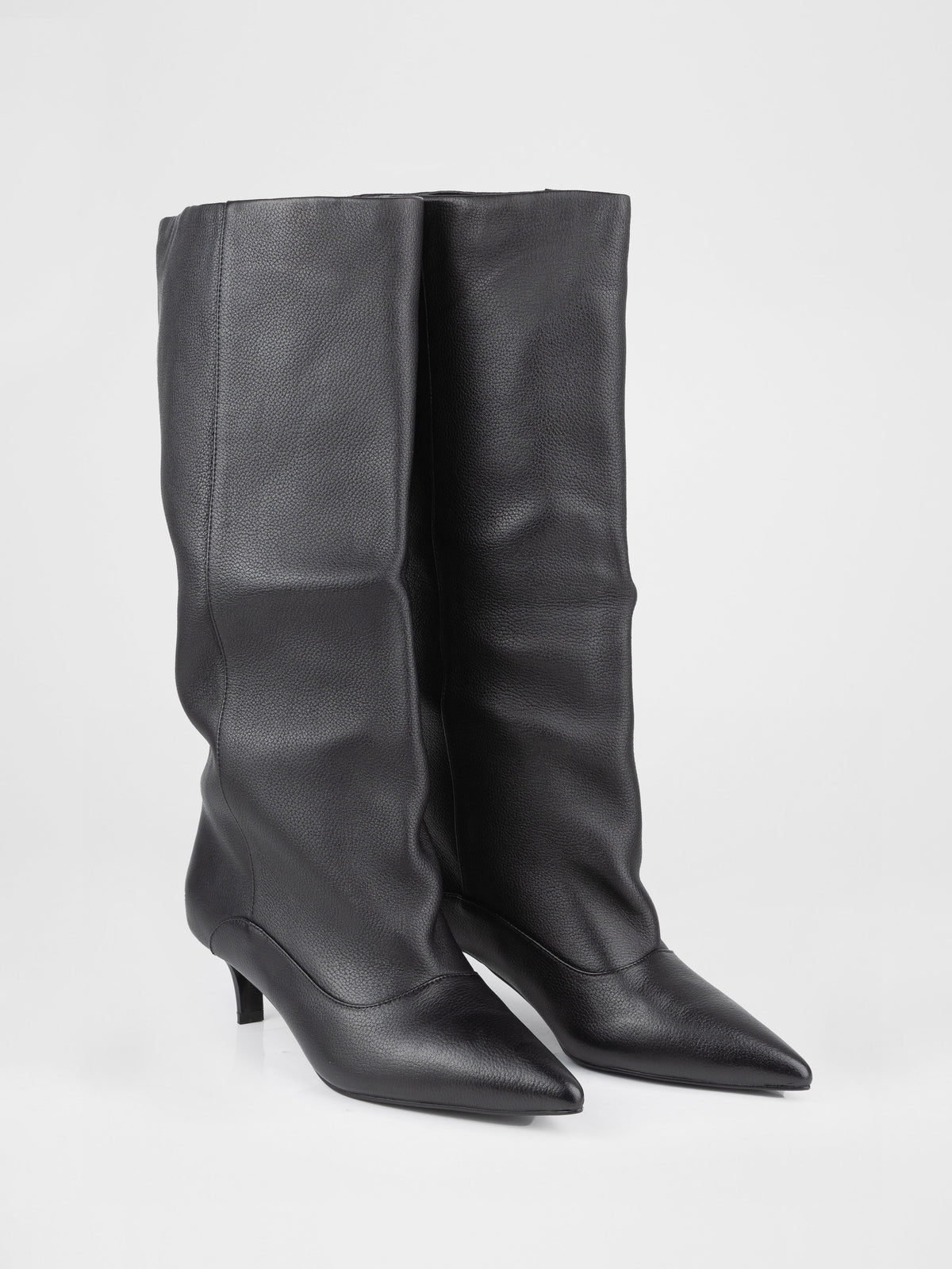 Botas altas de piel negra con tacón kitten