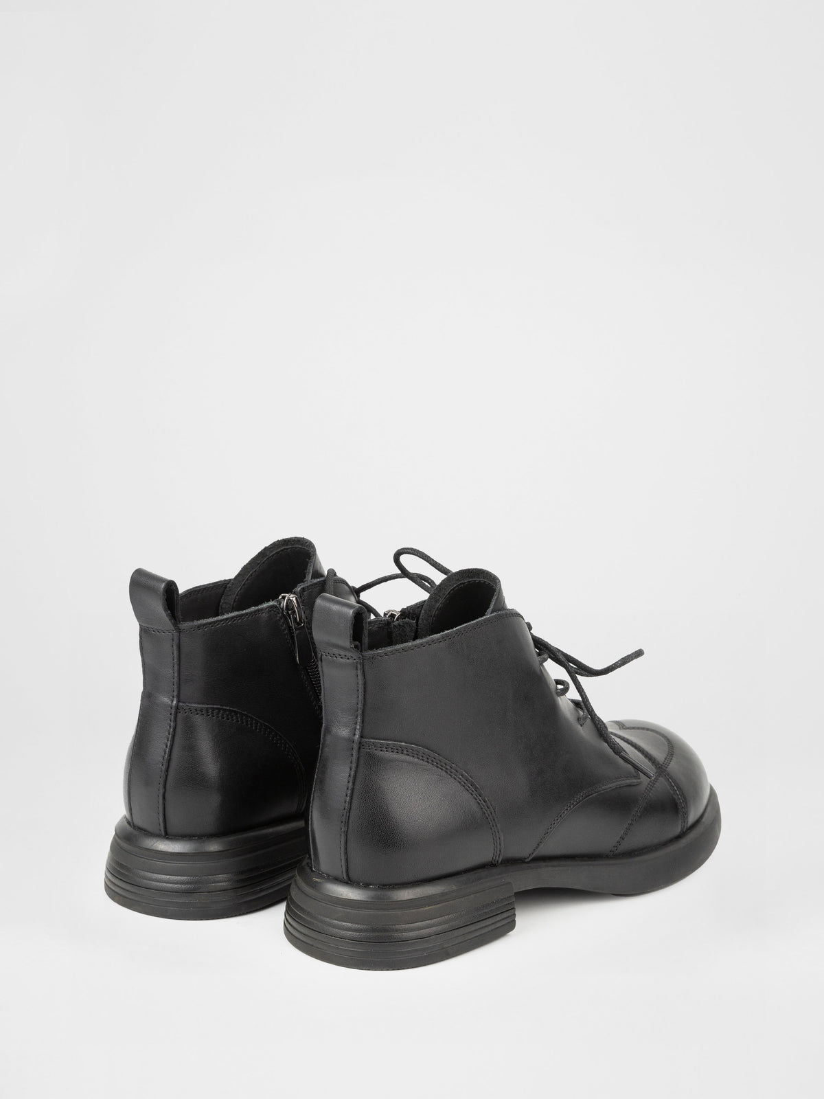Botines con cordones de piel negra