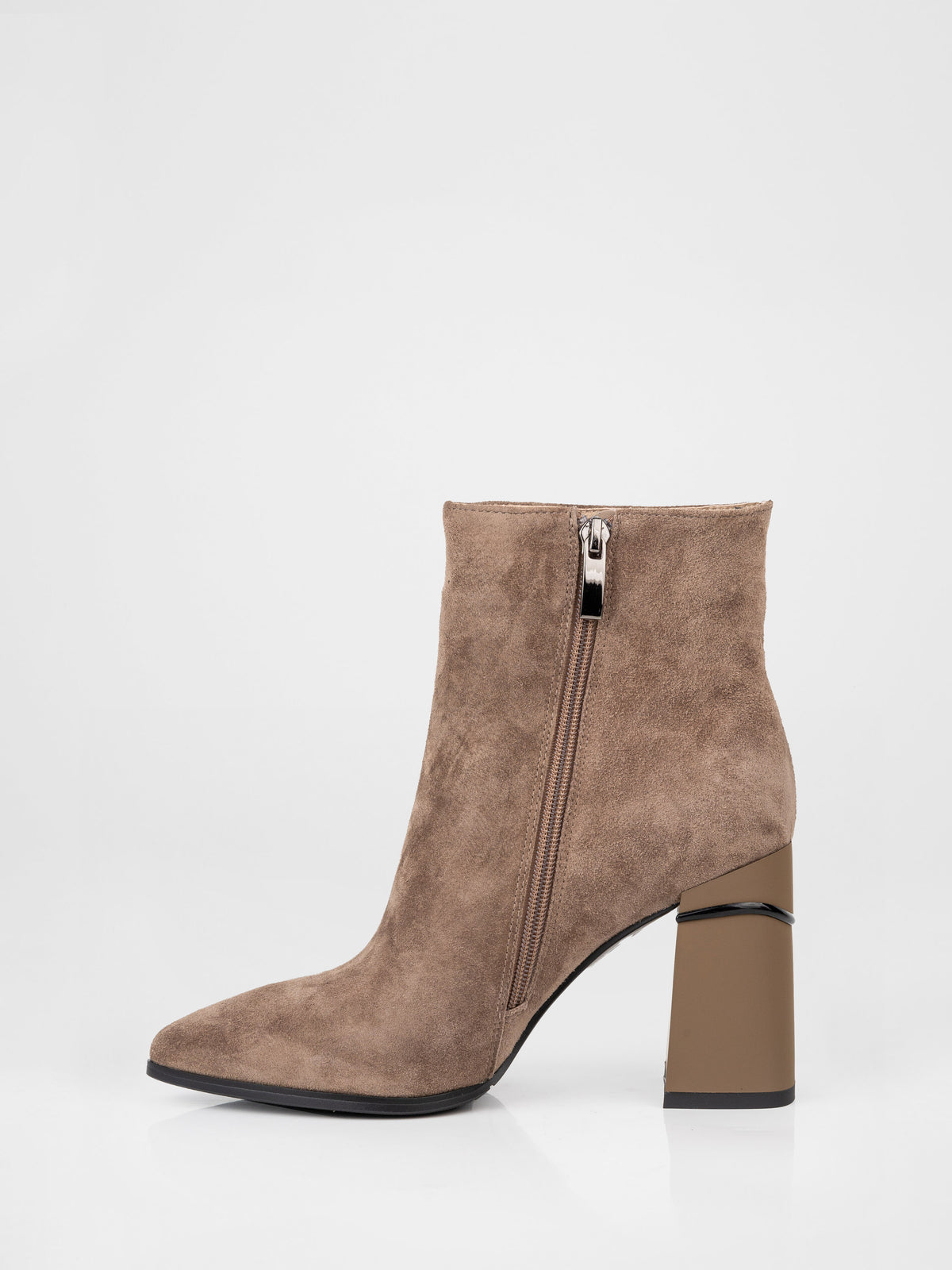 Botines de ante beige con tacón geométrico