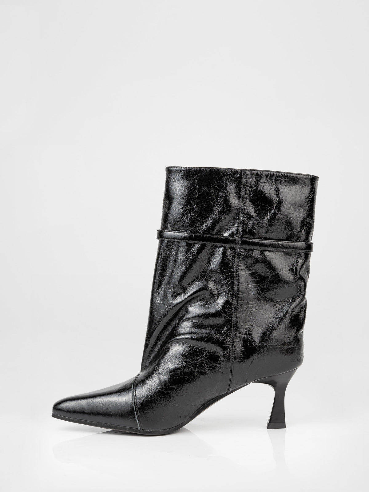 Botines de charol negro texturizado con hebillas
