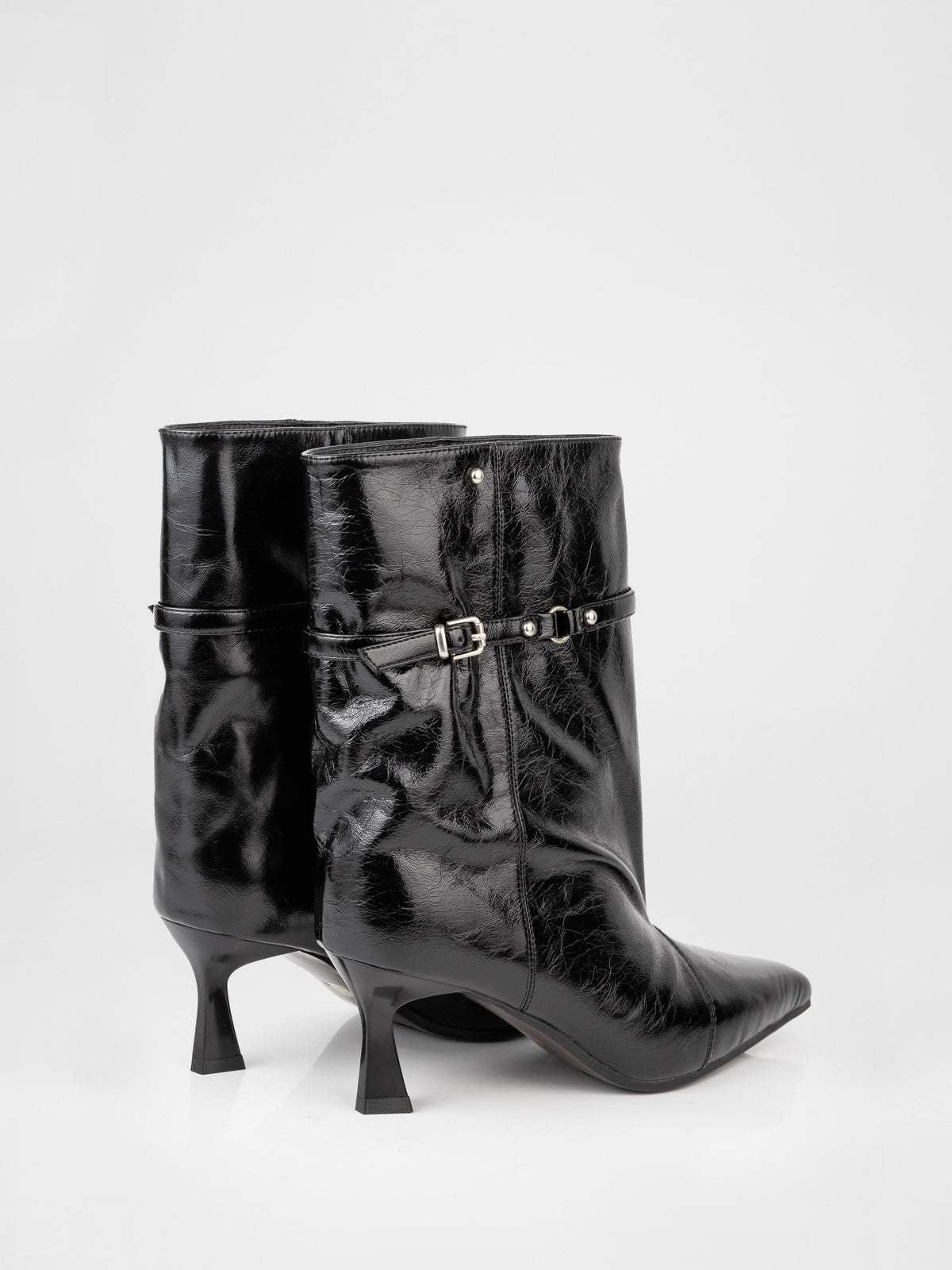 Botines de charol negro texturizado con hebillas