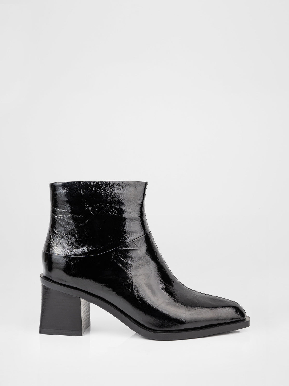 Botines de charol negro con tacón geométrico