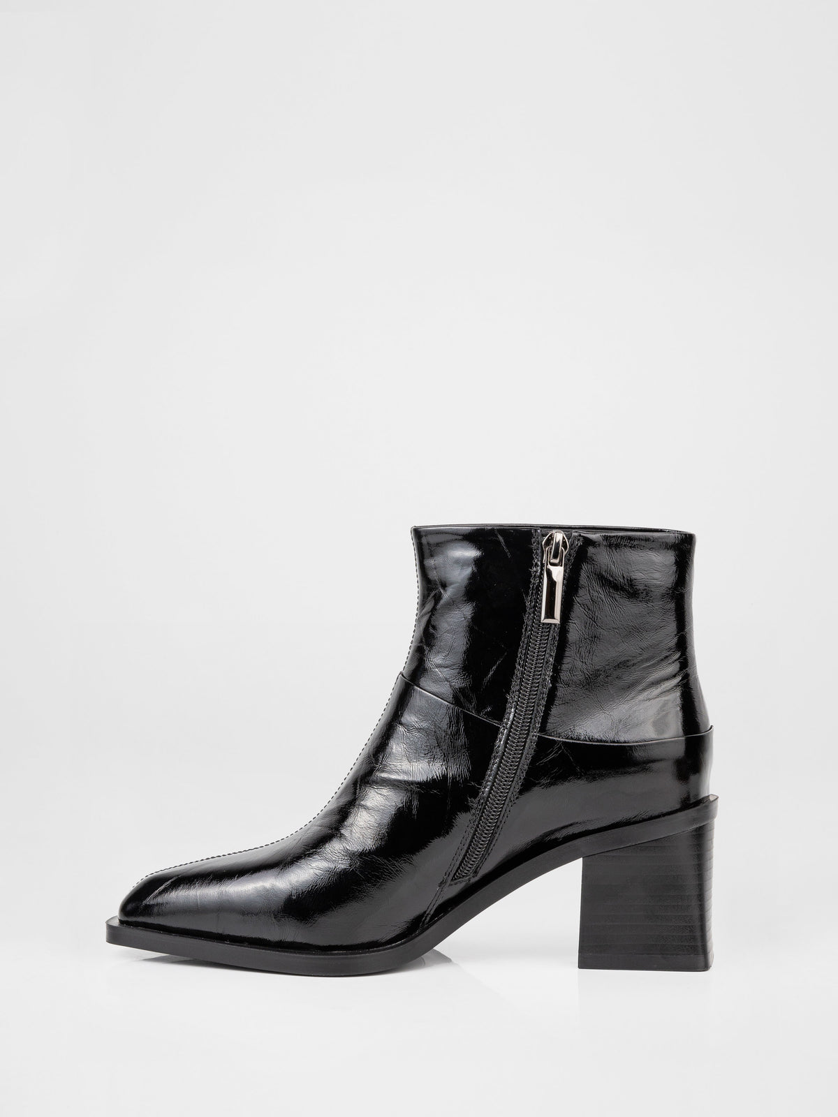 Botines de charol negro con tacón geométrico