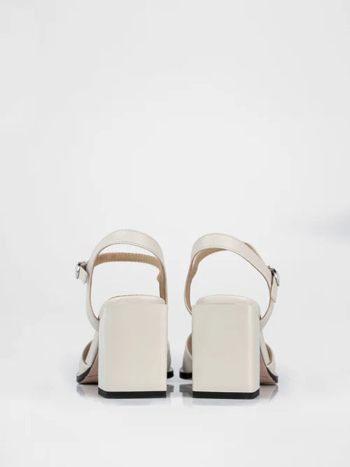 Sandalias con tacones en color leche