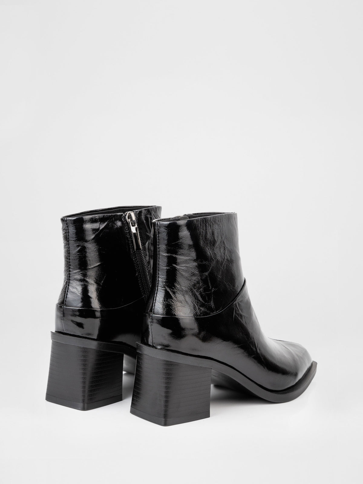 Botines de charol negro con tacón geométrico