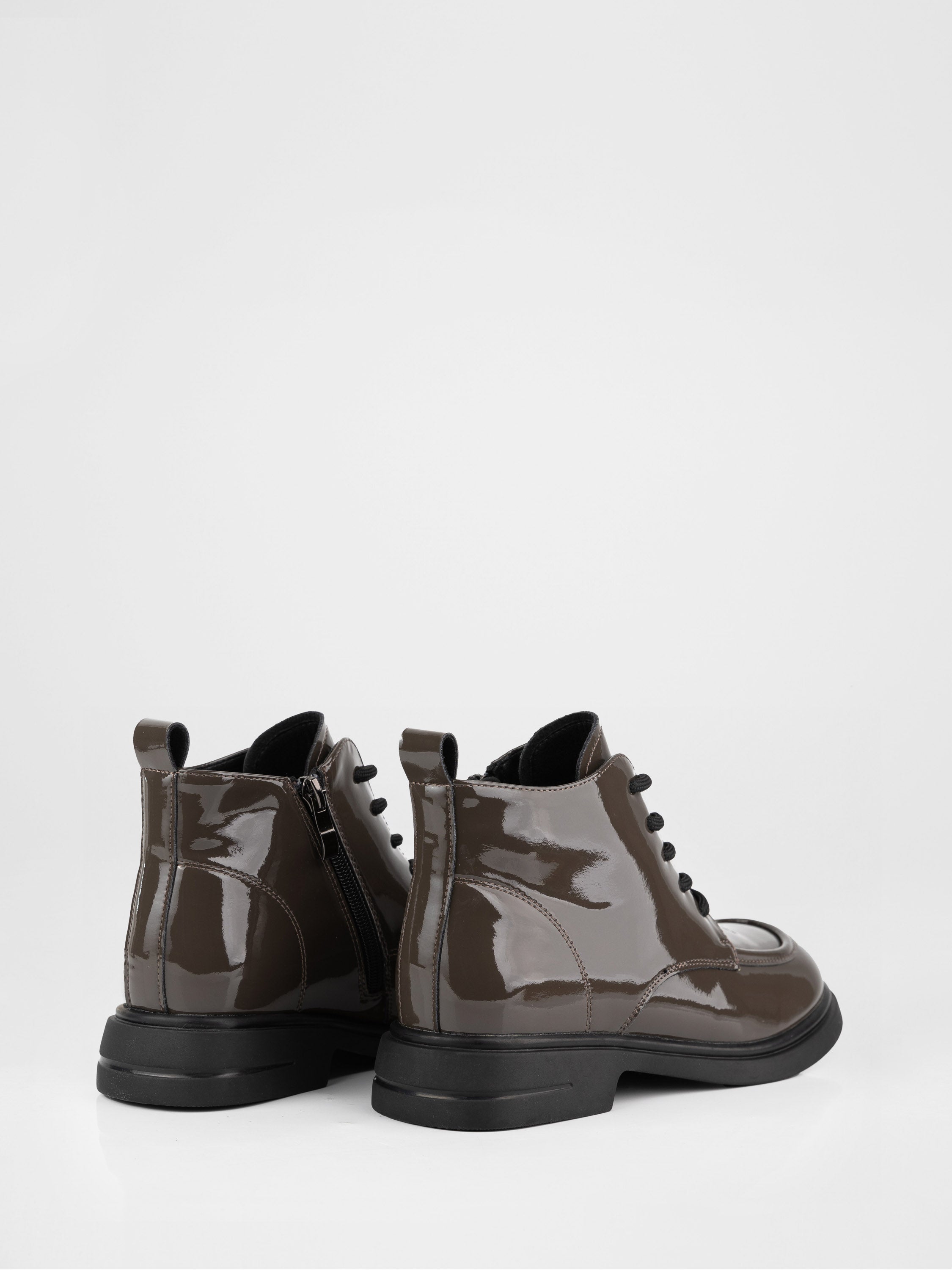 Patent leather boots in gray