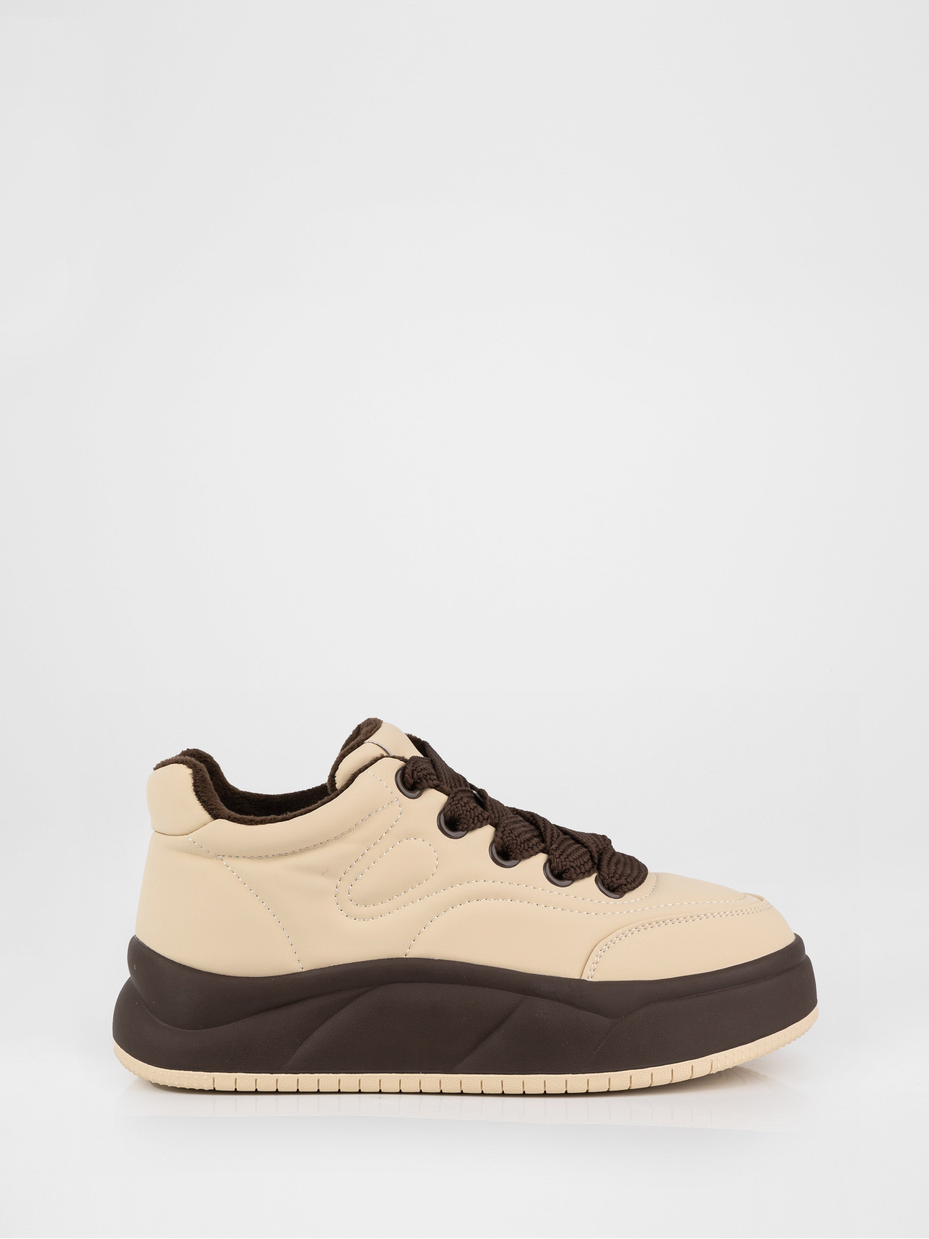 Sneakers in milky color with contrasting sole