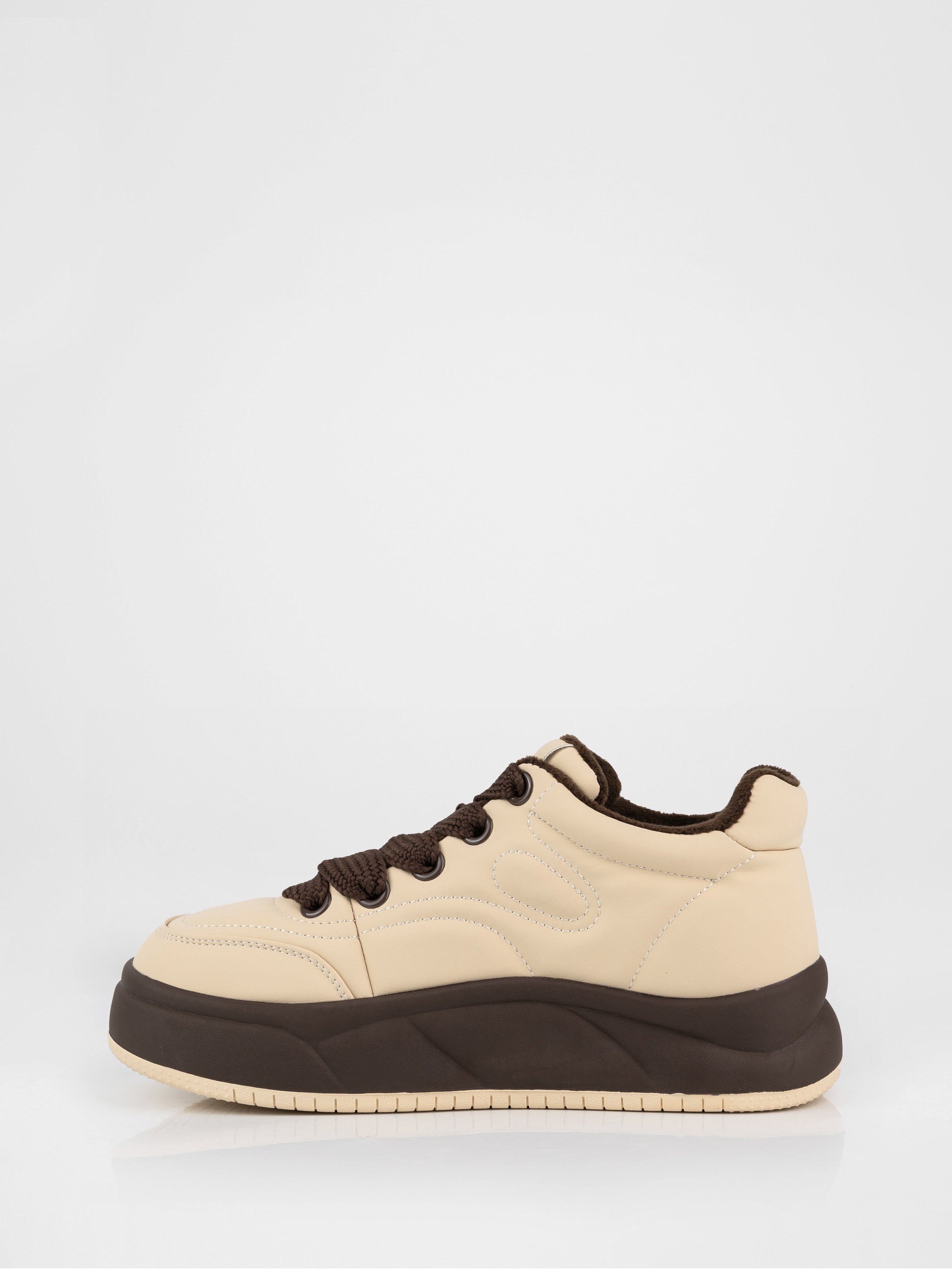 Sneakers in milky color with contrasting sole