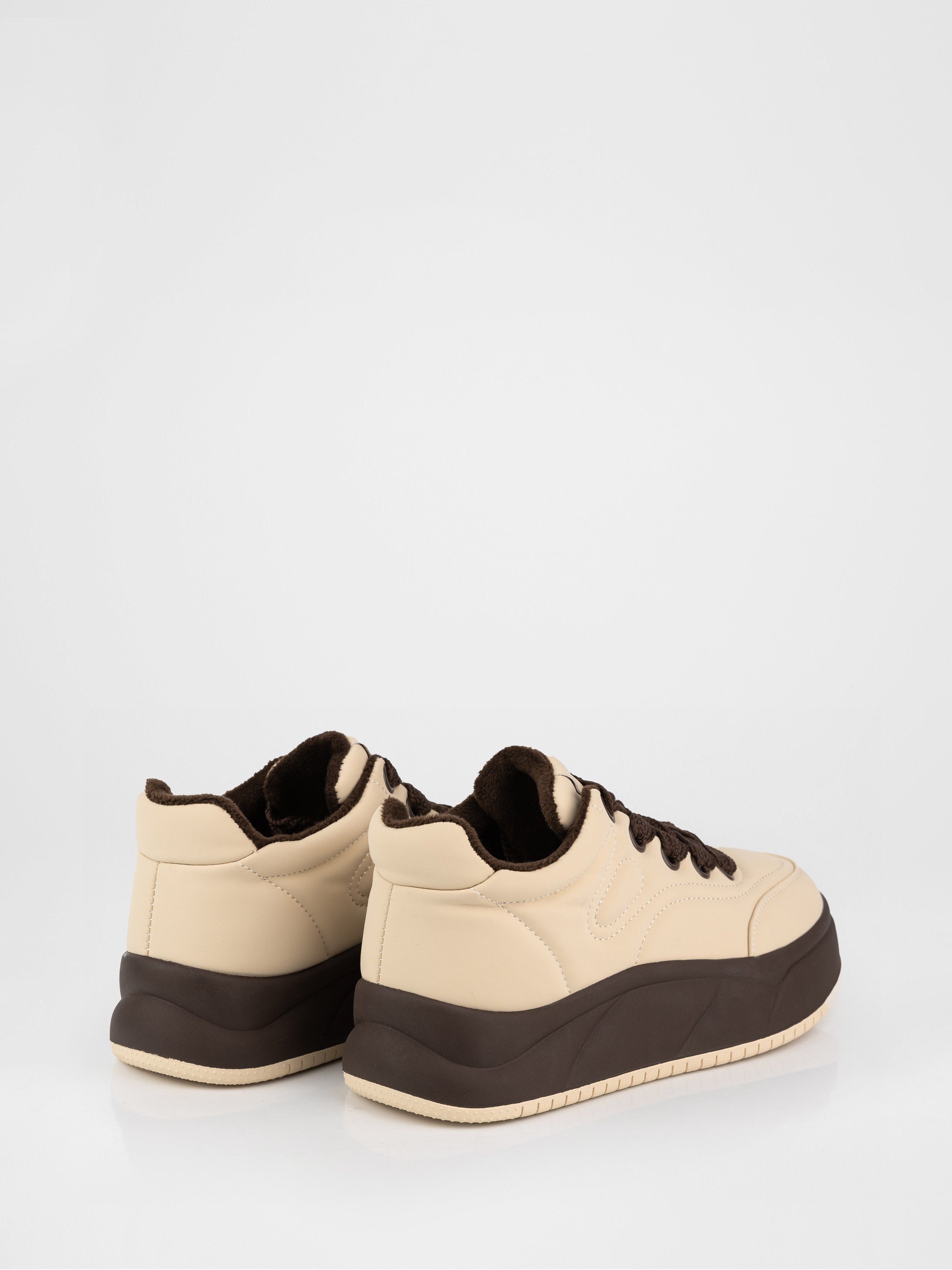 Sneakers in milky color with contrasting sole