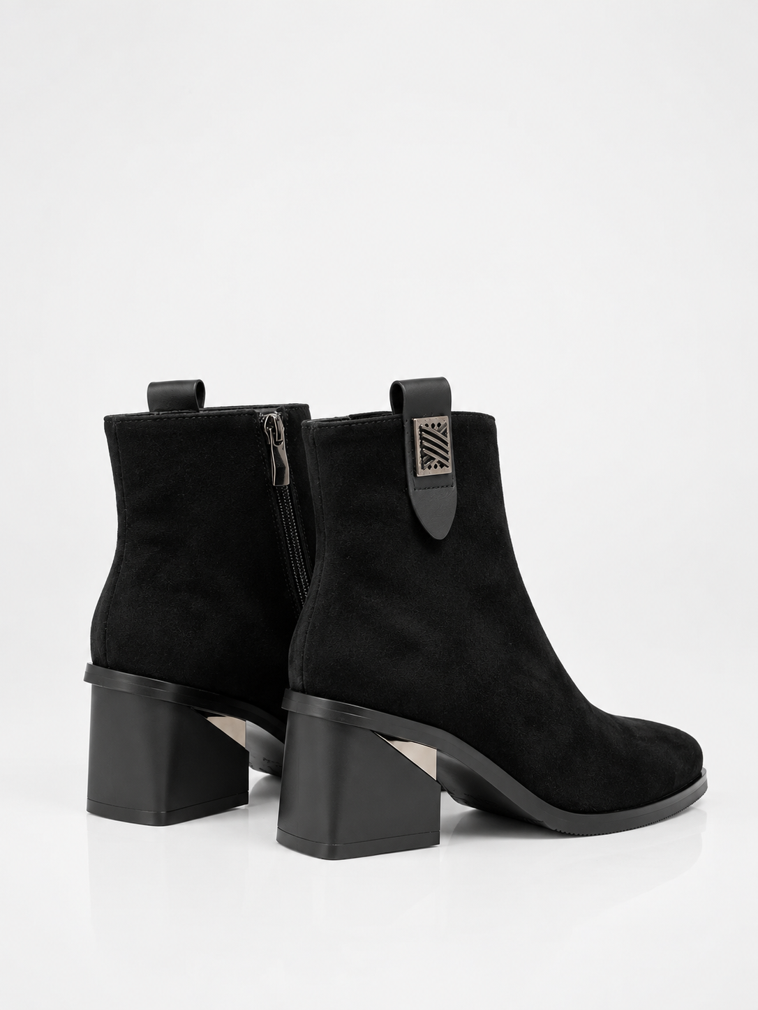 Botines de ante negro con tacón y forro de pelo