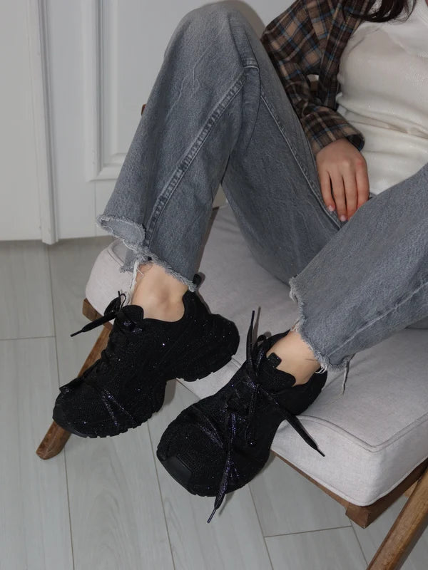 Zapatillas deportivas negras con piedras decorativas