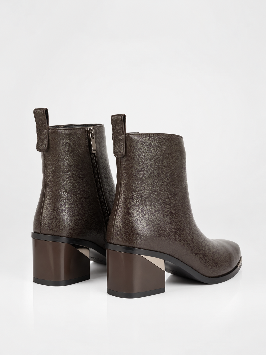 Botines de piel chocolate con tacón geométrico