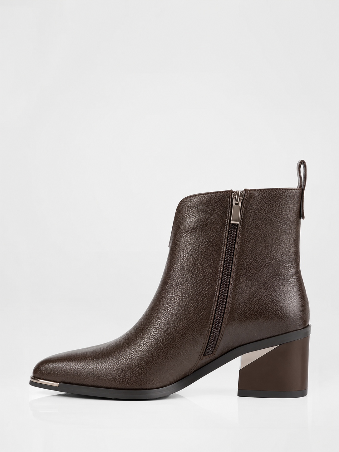 Botines de piel chocolate con tacón geométrico