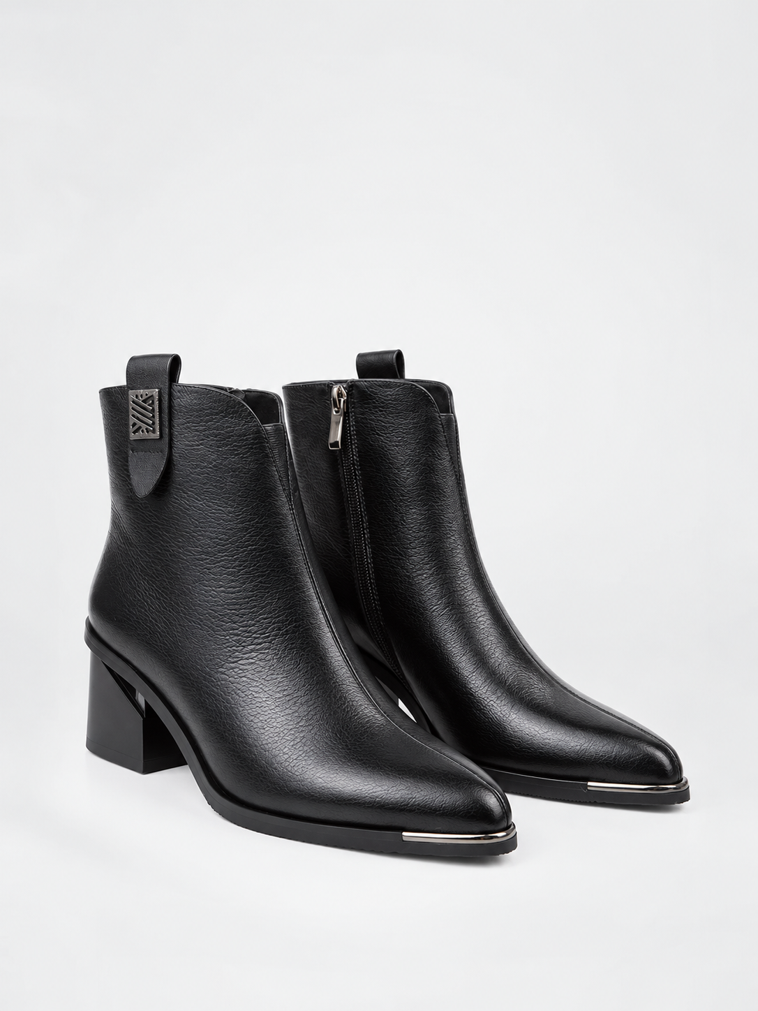 Botines de piel negra con tacón y forro de pelo