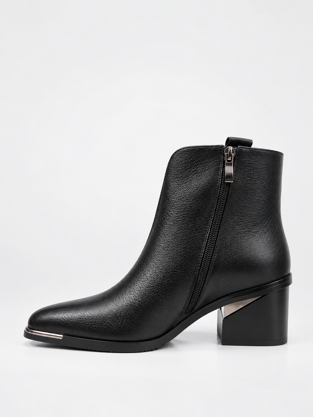 Botines de piel negra con tacón y forro de pelo