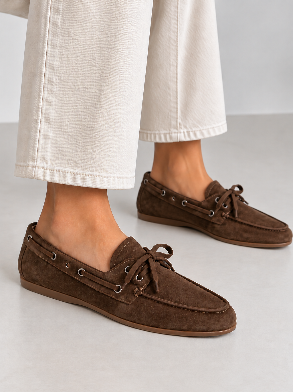 Mocasines de ante chocolate con cordones decorativos