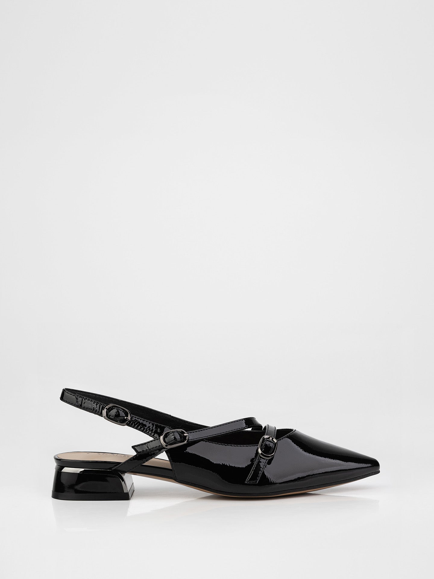 Slingbacks in black decorated with buckles