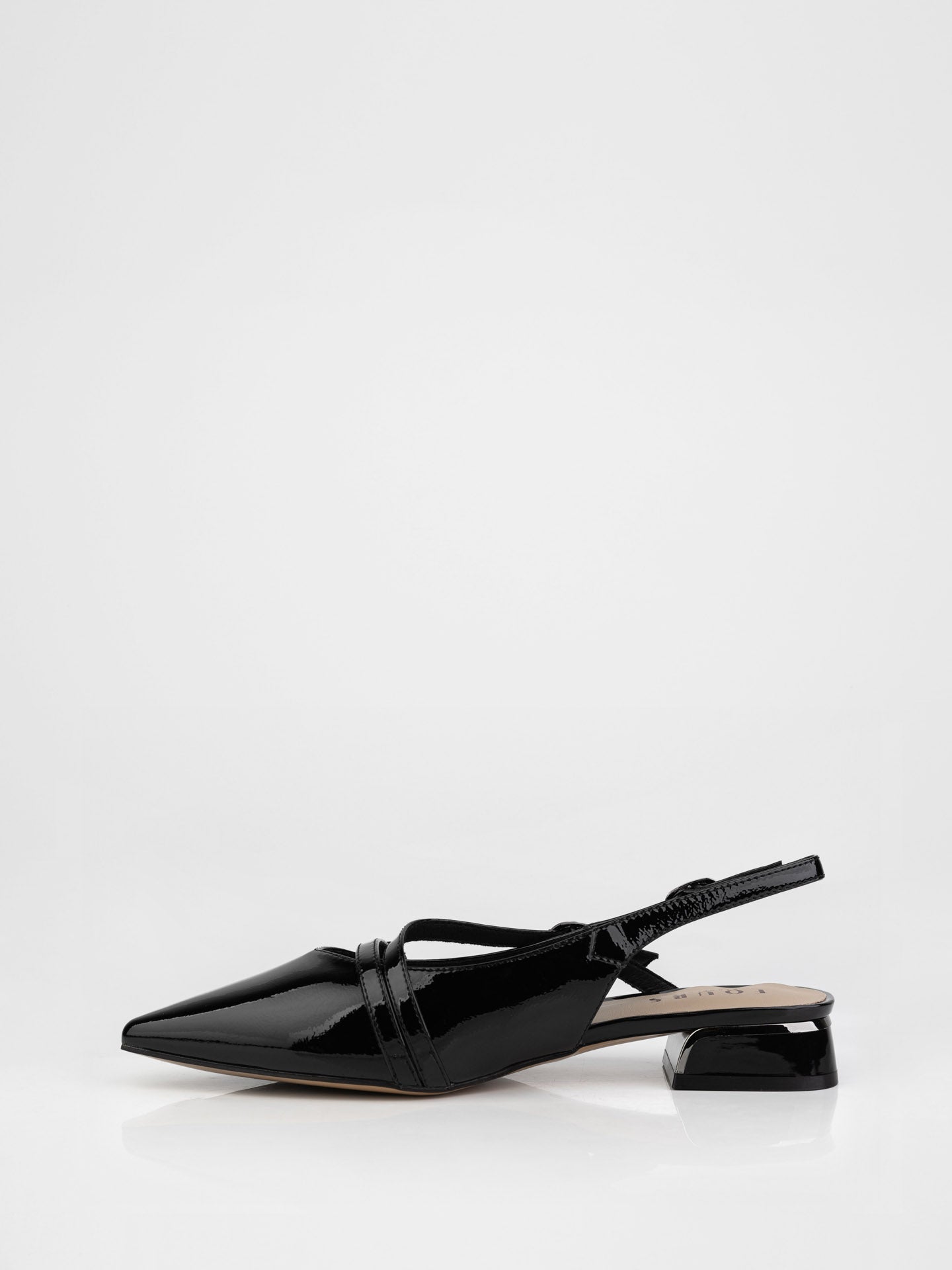 Slingbacks in black decorated with buckles