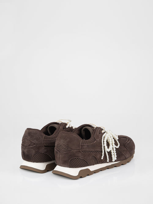 Zapatillas de ante chocolate con detalles en tono perla