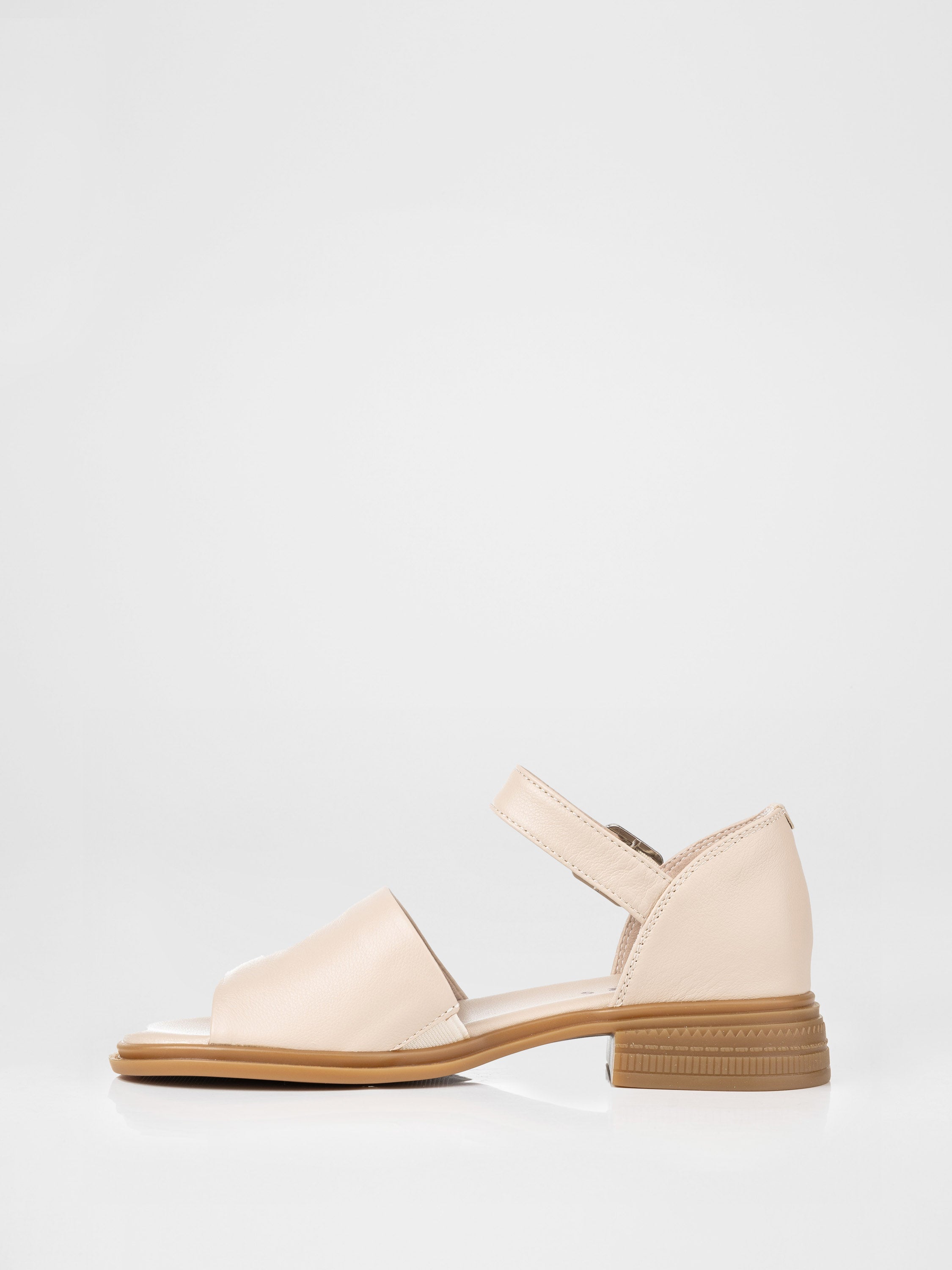 Sandalias de tacón cerrado en color beige