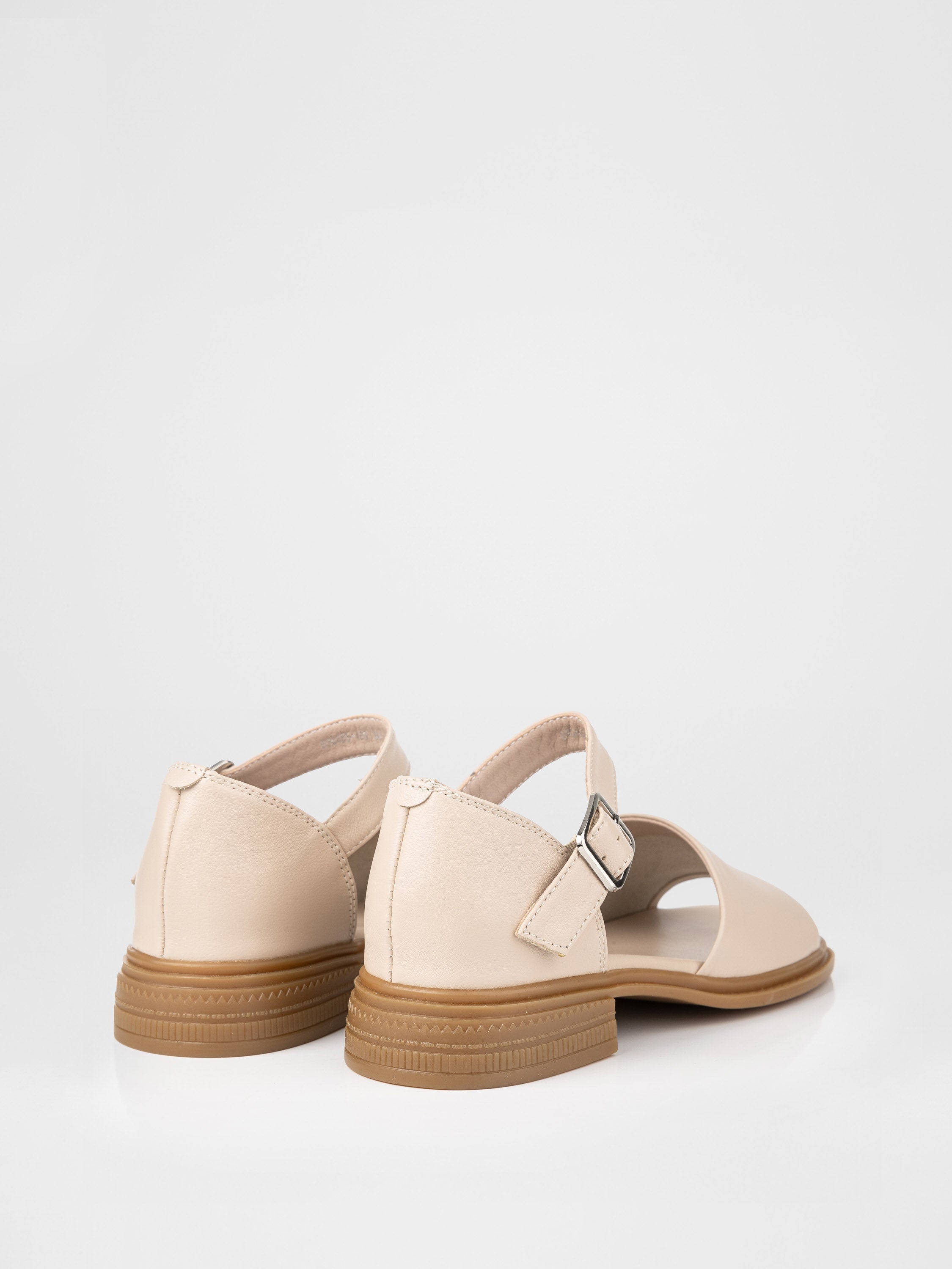 Sandalias de tacón cerrado en color beige