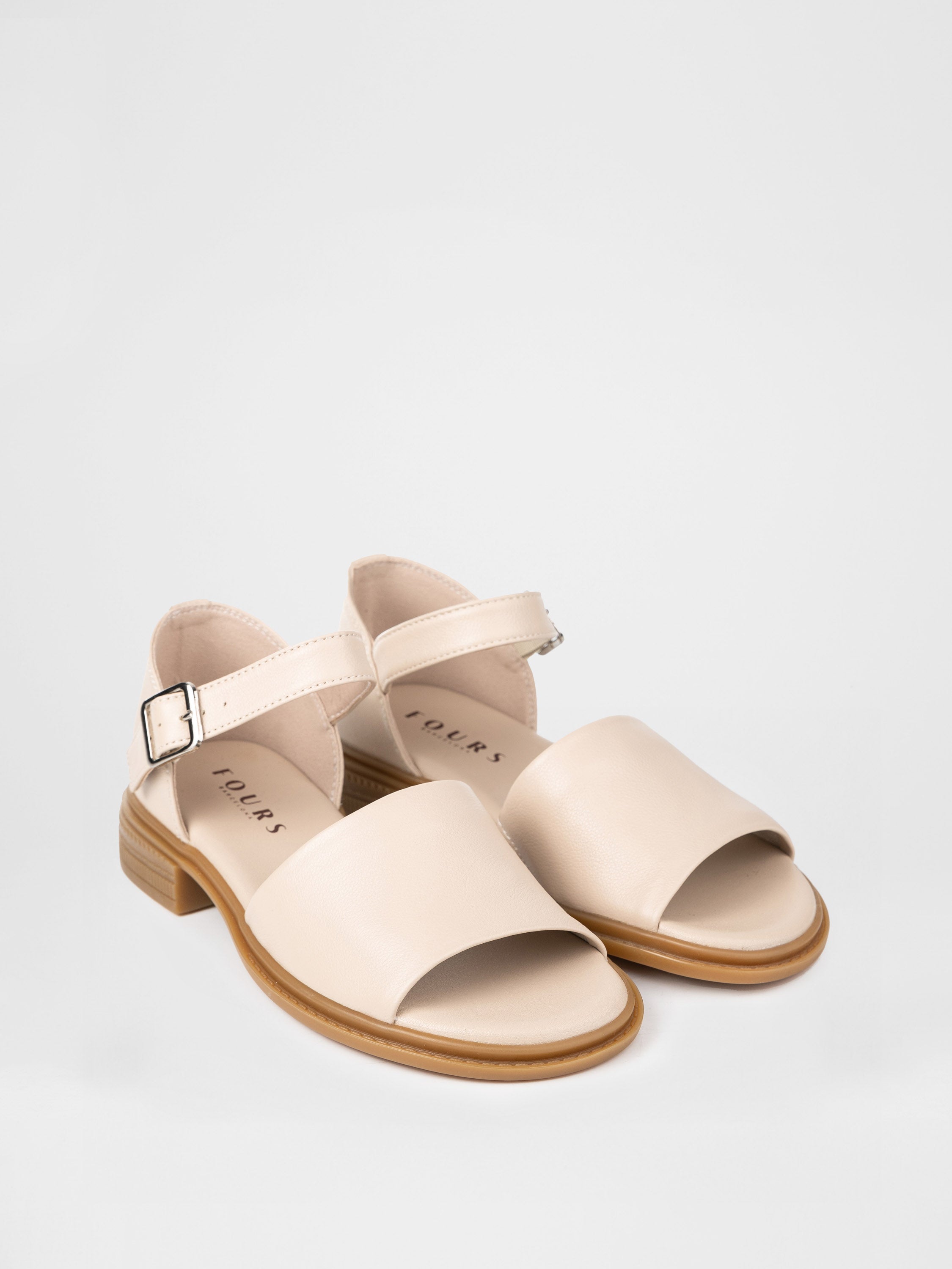 Sandalias de tacón cerrado en color beige