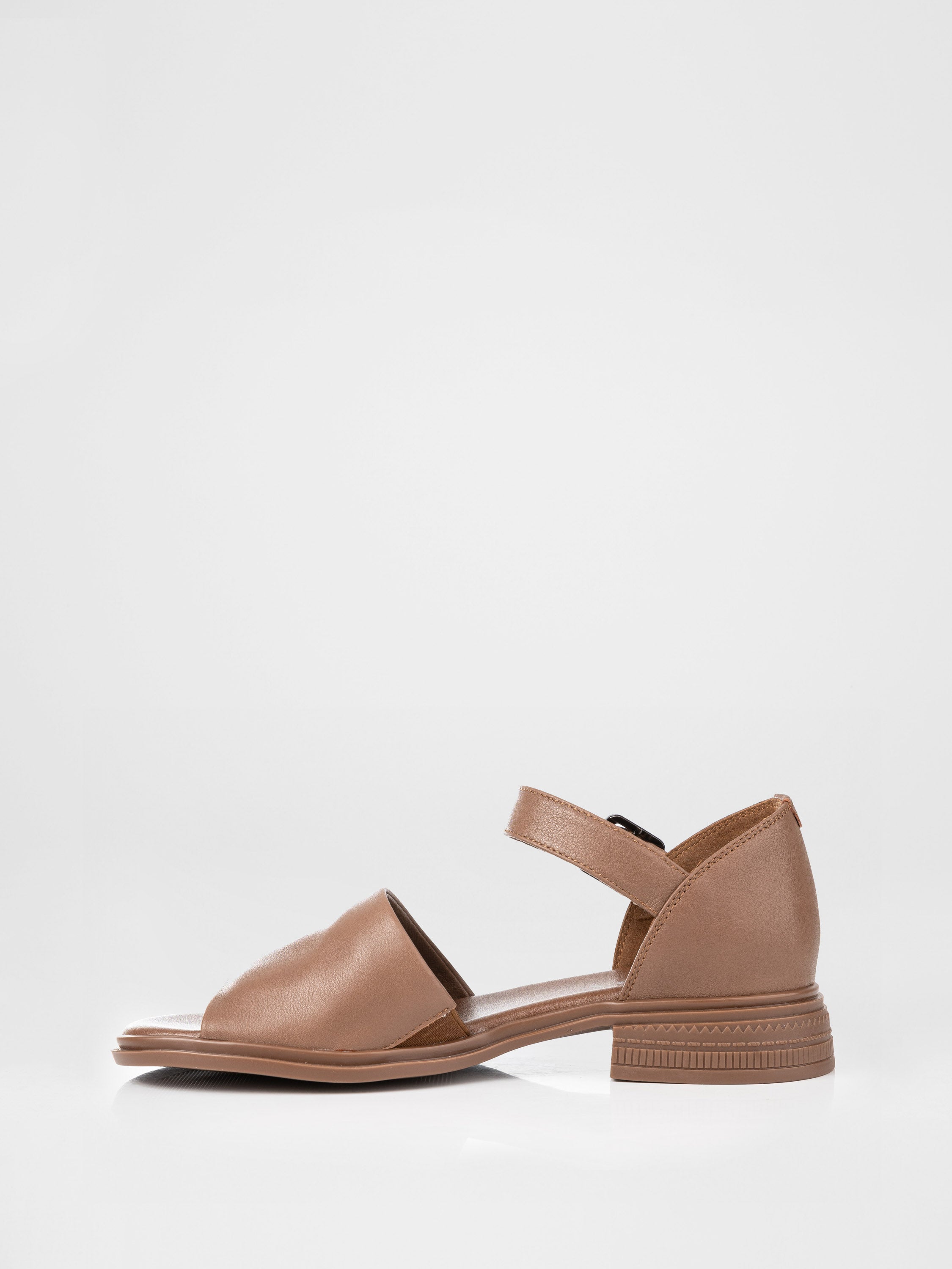 Sandalias de tacón cerrado en color chocolate
