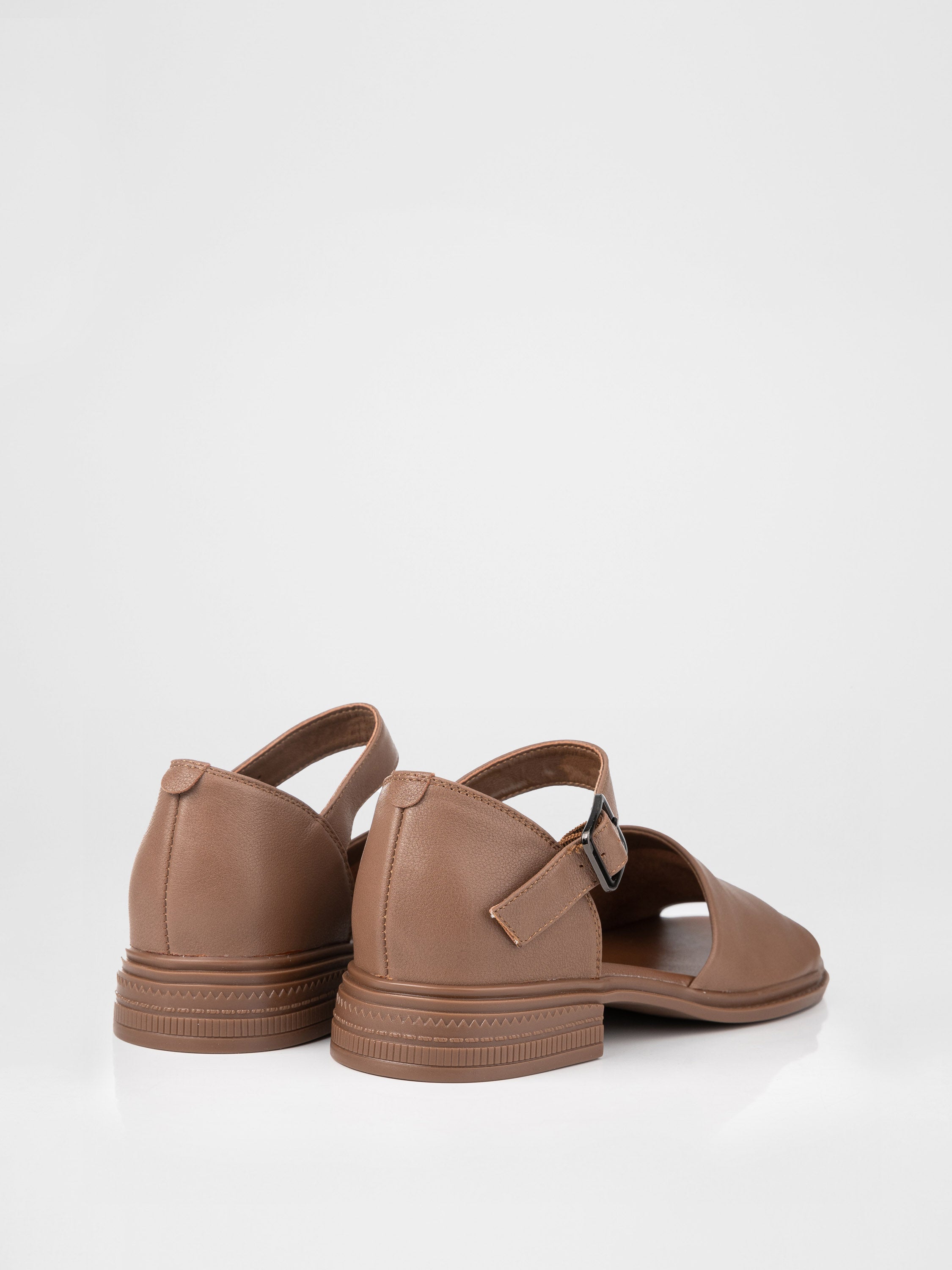 Sandalias de tacón cerrado en color chocolate