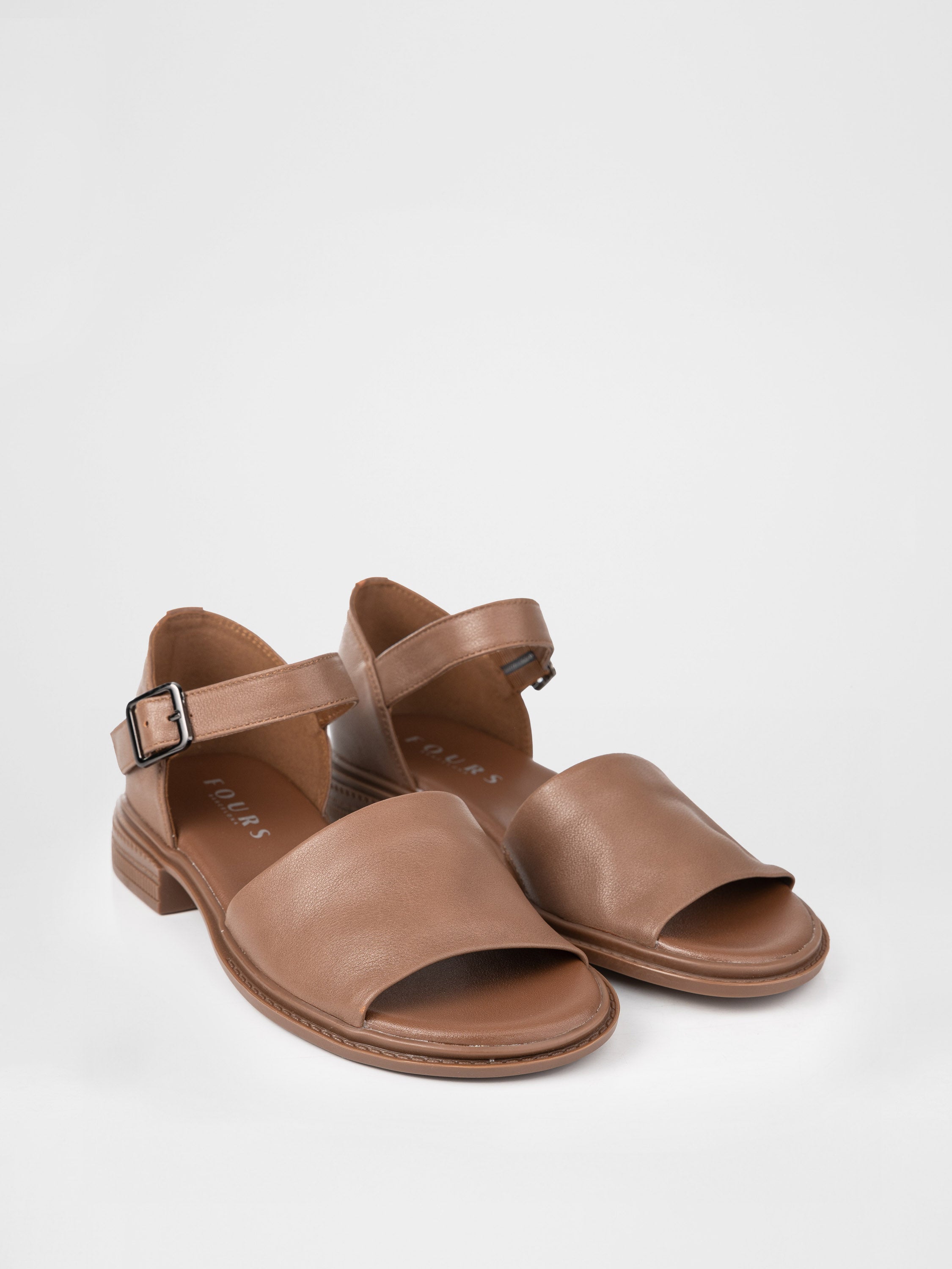 Sandalias de tacón cerrado en color chocolate