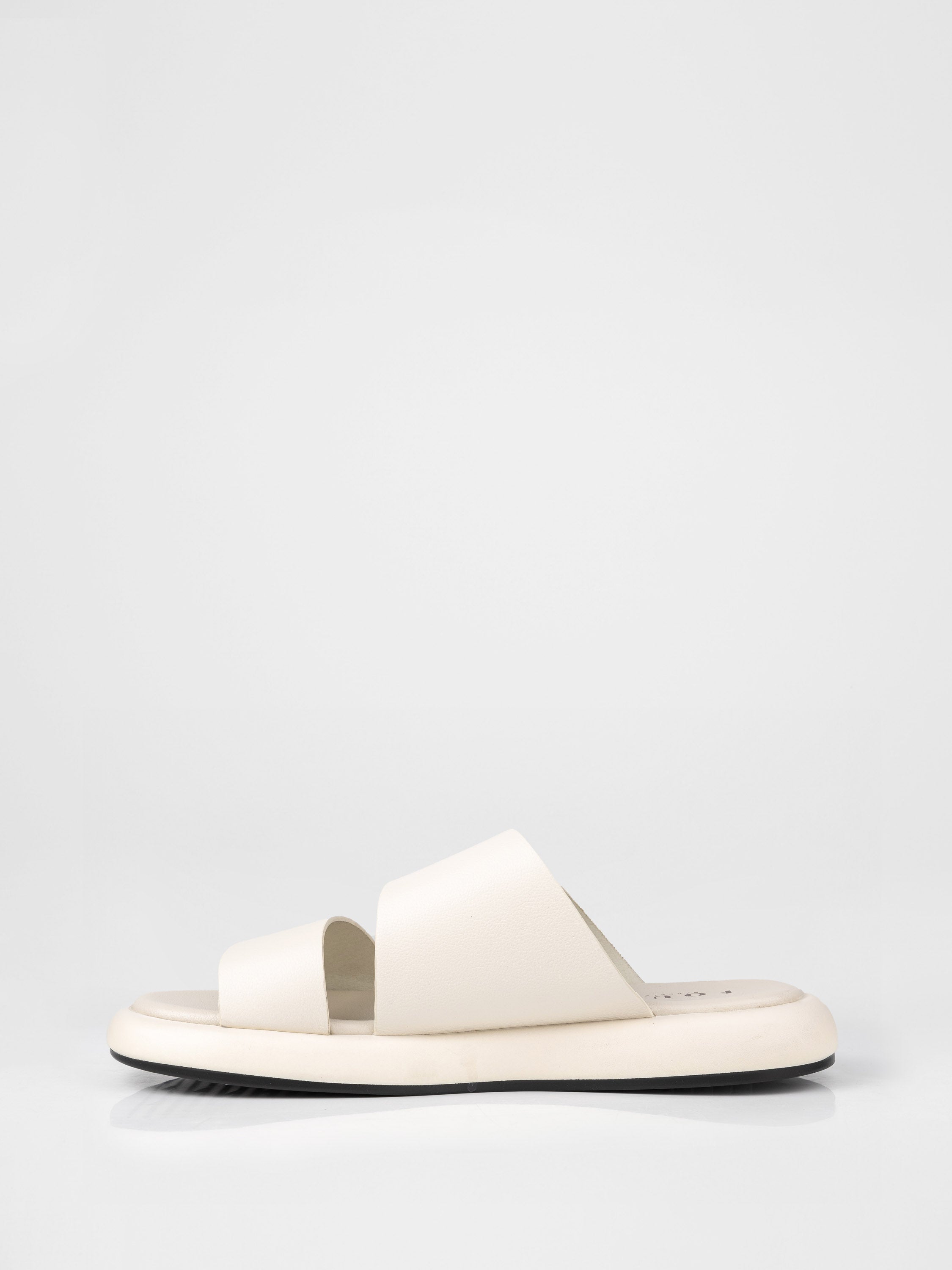 Cream-colored clogs decorated with a buckle