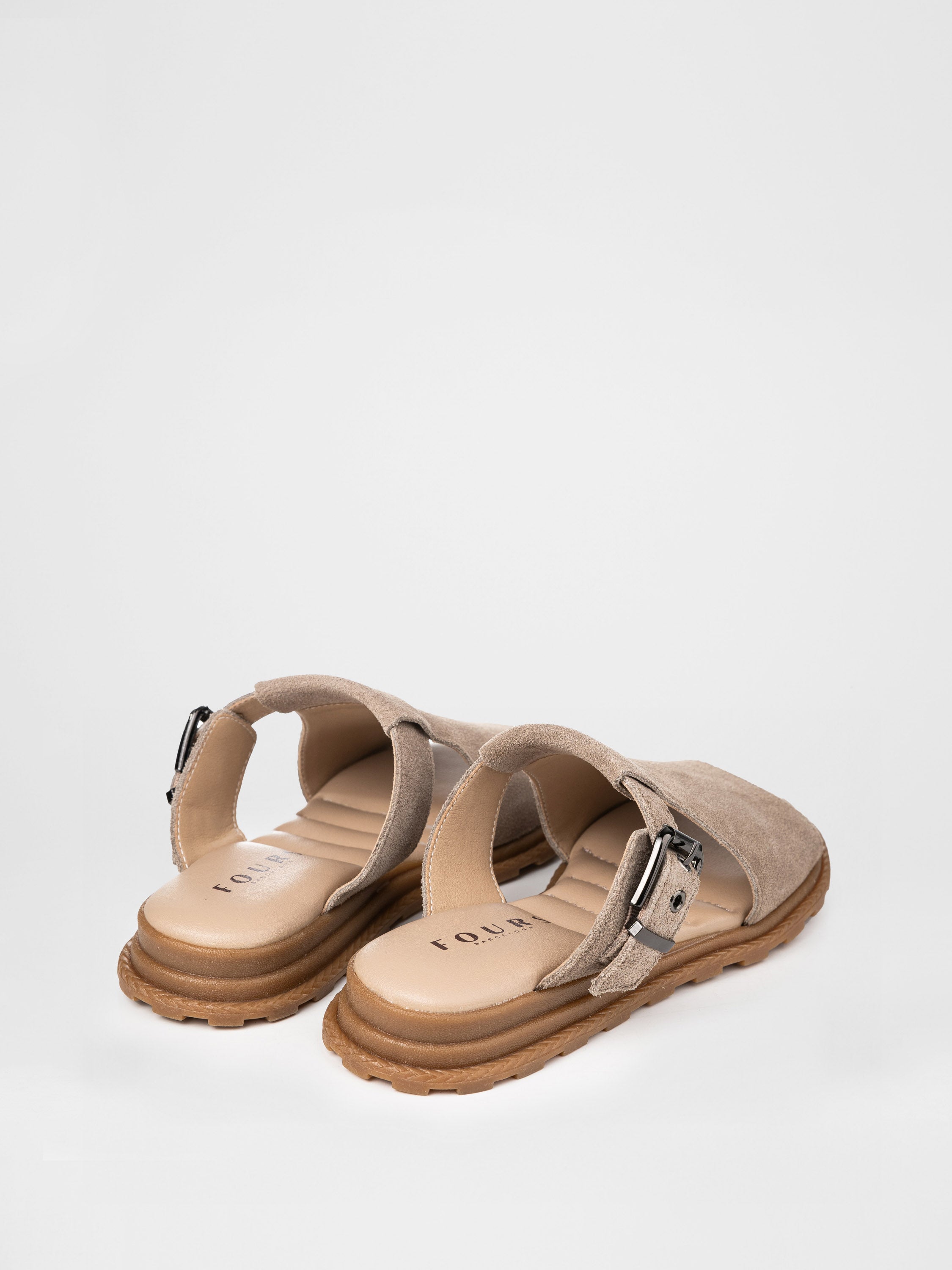 Zuecos de ante beige con detalle de hebilla